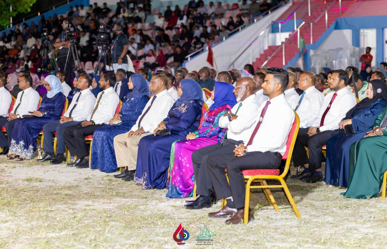 ތިނަދޫގައި ދެވަނަ ފަހަރަށް މީހުން އާބާދުވިތާ 60 އަހަރު ފުރުން ފާހަގަކުރަން އެ ރަށުގައި ރޭ ބޭއްވި ރަސްމީ ޖަލްސާގައި ބައިވެރިވި ބައެއް މީހުން.-- ފޮޓޯ: ތިނަދޫ ސިޓީ ކައުންސިލް