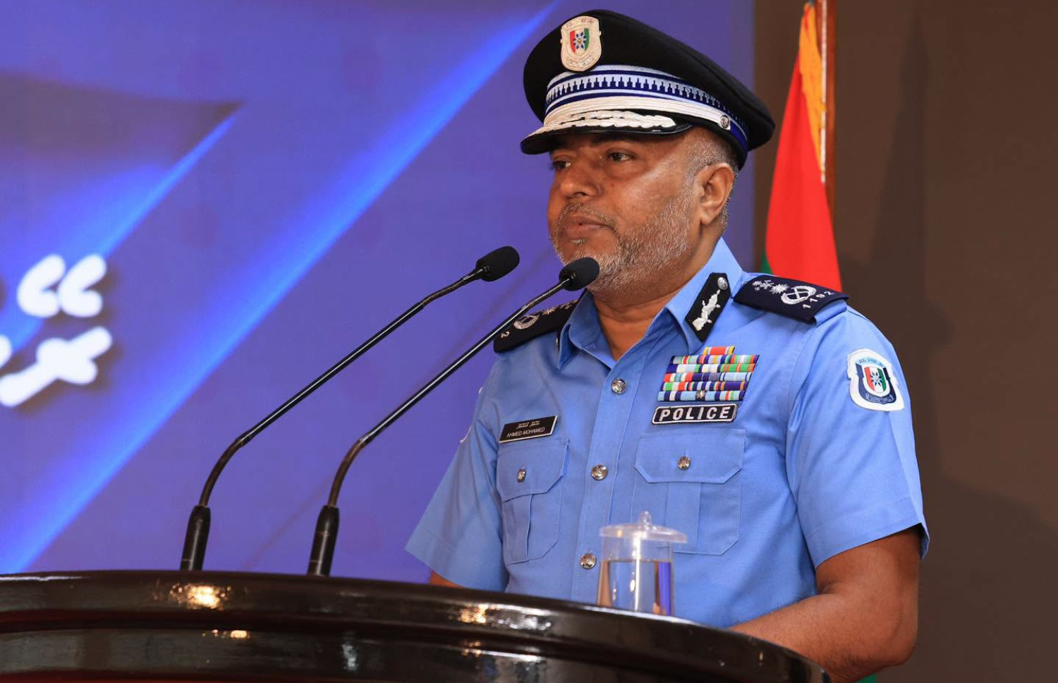 ޕްރޮމޯޝަން ލިބުނުކަމުގެ ލިޔުން ހަވާލުކުރަން ބޭއްވި ރަސްމިއްޔާތުގައި ޕޮލިސް ކޮމިޝަނަރު އަހުމަދު މުހައްމަދު ވާހަކަދައްކަވަނީ.-- ފޮޓޯ: ޕޮލިސް