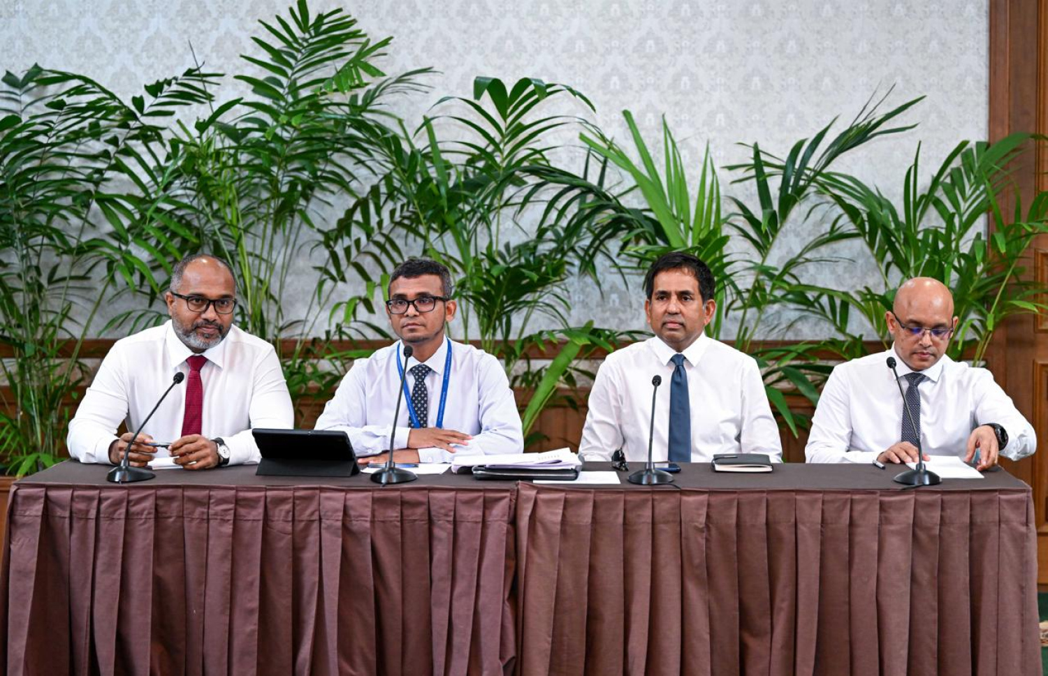 ރައީސް އޮފީހުން ބޭއްވި ނޫސްވެރިންގެ ބައްދަލުވުމުގައި އެމްއެމްއޭގެ ގަވަރުނަރު އަހްމަދު މުނައްވަރާ އެކު ބައެއް މިނިސްޓަރުން ބައިވެރިވެވަޑައިގަންނަވަނީ.-- ފޮޓޯ: ރައީސް އޮފީސް