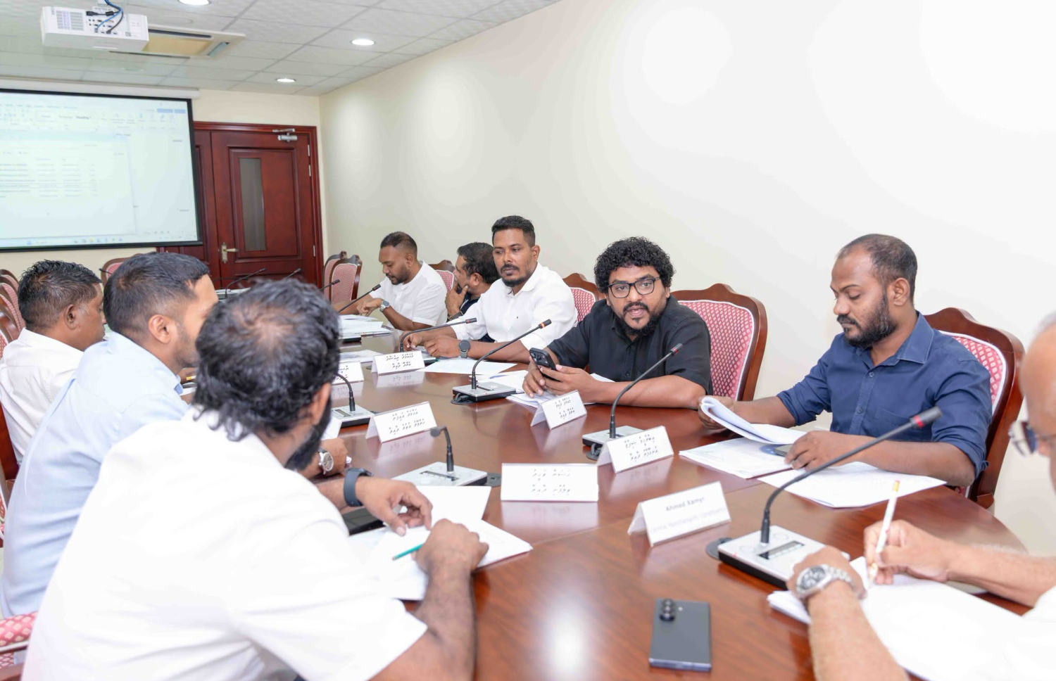 މަޖިލީހުގެ ލާމަރުކަޒީ ކޮމިޓީން ރޭ ބޭއްވި ބައްދަލުވުމުގައި މެންބަރުން ބައިވެރިވެވަޑައިގަންނަވަނީ --- ފޮޓޯ/މަޖިލީހުގެ އިދާރާ