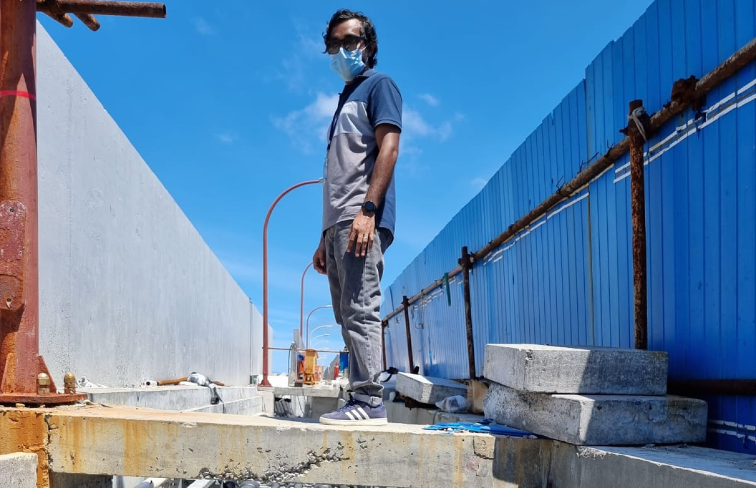 ސިނަމާލެ ބްރިޖު ހެދުމުގެ މަސައްކަތް ކުރިއަށް ދިޔައިރު އަނަސް ސްޓެލްކޯގެ ބައެއް މަސައްކަތްތަކުގައި ބައިވެރިވަނީ.