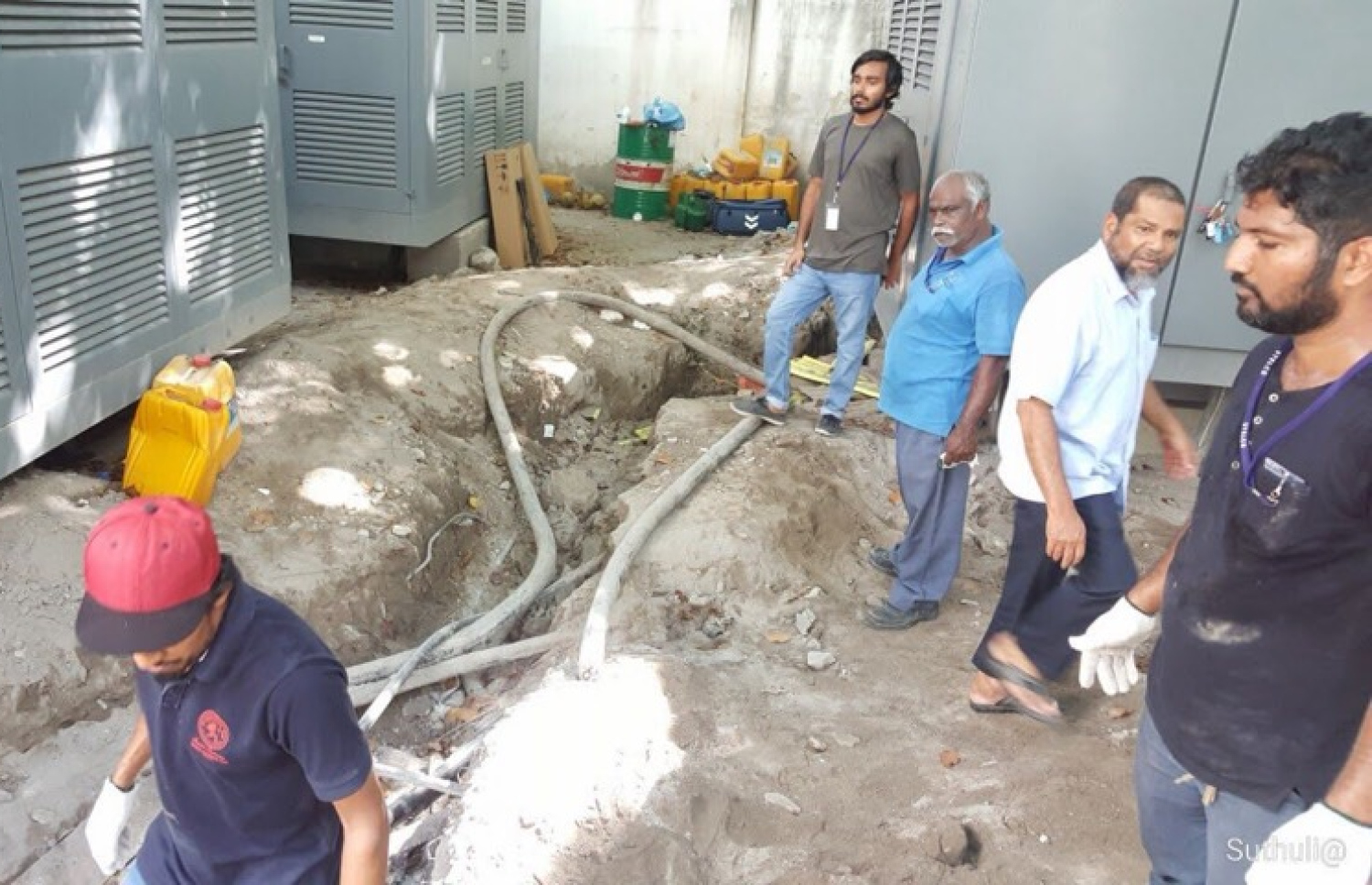 ސިނަމާލެ ބްރިޖު ހެދުމުގެ މަސައްކަތް ކުރިއަށް ދިޔައިރު ސްޓެލްކޯގެ މުވައްޒަފުންނާ އެކު އަނަސް ބައިވެރިވަނީ.