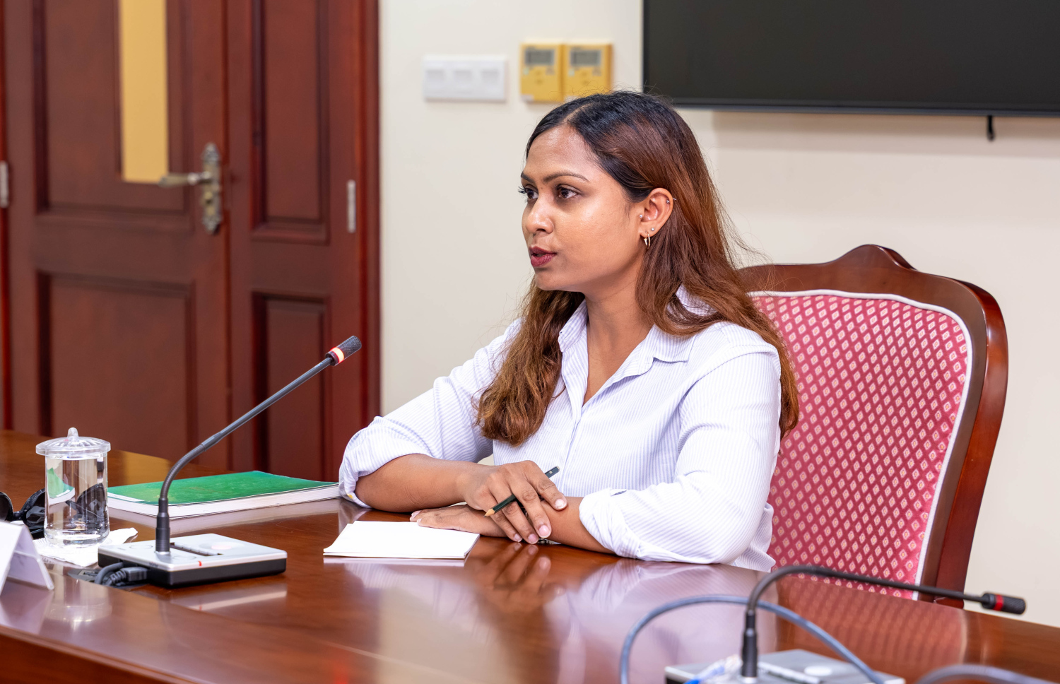 ހިއުމަން ރައިޓްސް ކޮމިޝަނުގެ މެންބަރު ސަމާއު އަހުމަދު ނަޖީބް، މަޖިލީހުގެ ހިއުމަން ރައިޓްސް ކޮމިޓީގެ މެމްބަރުންގެ ސުވާލުތަކަށް ޖަވާބުދެއްވަނީ. ފޮޓޯ: މަޖިލީހުގެ އިދާރާ