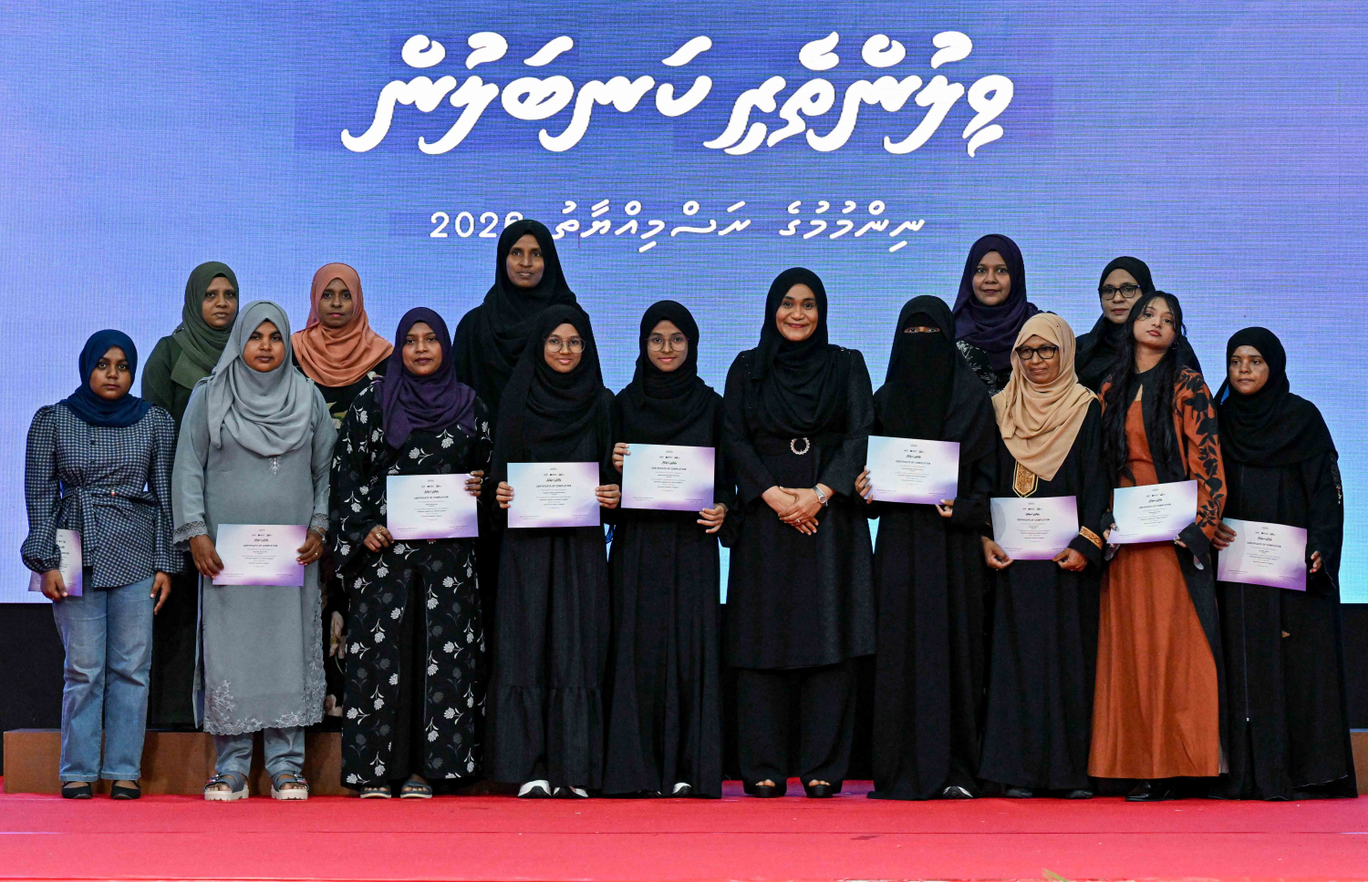 "ވިލުންތެރި ކަނބަލުން" ޕްރޮގްރާމުން ދަސްވެނިވި އަންހެން ކަންބަލުންނާއެކު ފަސްޓް ލޭޑީ ސާޖިދާ-- ފޮޓޯ: ރައީސް އޮފީސް