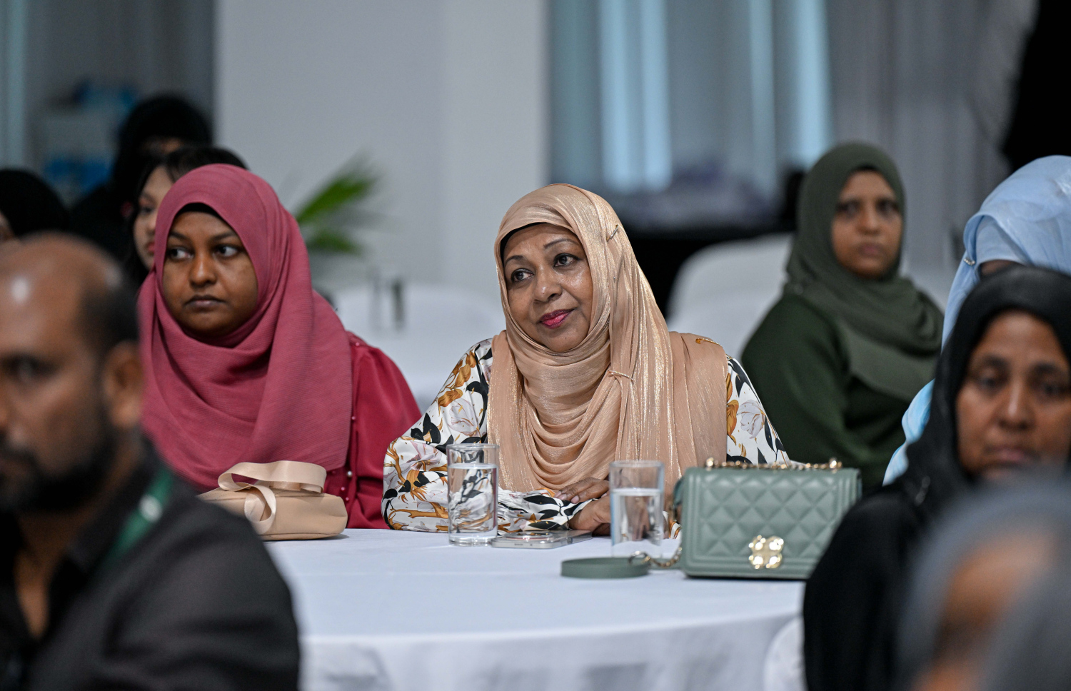 "ވިލުންތެރި ކަނބަލުން" ޕްރޮގްރާމްގެ ބައިވެރިޔަކު ޕްރޮގްރާމް ނިންމާލުމަށް ބޭއްވި ރަސްމިއްޔާތުގައި ބައިވެރިވަނީ.--- ފޮޓޯ: ރައީސް އޮފީސް