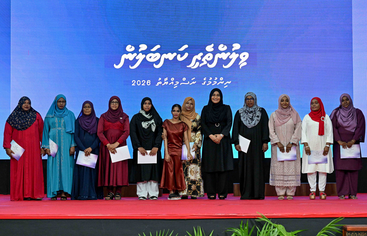 އެކި ދާއިރާތަކުން އަންހެނުން ބާރުވެރިކުރުވައި އަމިއްލަ ނަފްސަށް އޮންނަ އިތުބާރު ބޮޑުކުރުމަށް ކުރިއަށް ގެންދިޔަ "ވިލުންތެރި ކަނބަލުން" ޕްރޮގްރާމް ނިންމުމަށް ބޭއްވި ރަސްމިއްޔާތުގައި، ސެޓްފިކެޓް ލިބުނު ބައިވެރިންނާ އެކު ފަސްޓް ލޭޑީ ސާޖިދާ މުހައްމަދު ގްރޫޕް ފޮޓޯއަކަށް ހުއްޓިވަޑައިގެން: މިއީ އެޗްޑީސީ އާއި މޯލްޑިވްސް އިންސްޓިޓިއުޓް އޮފް ޓެކްނޮލޮޖީ (އެމްއައިޓީ) ގުޅިގެން ކުރިއަށް ގެންދިޔަ ޕްރޮގްރާމް.--- ފޮޓޯ: ރައީސް އޮފީސް
