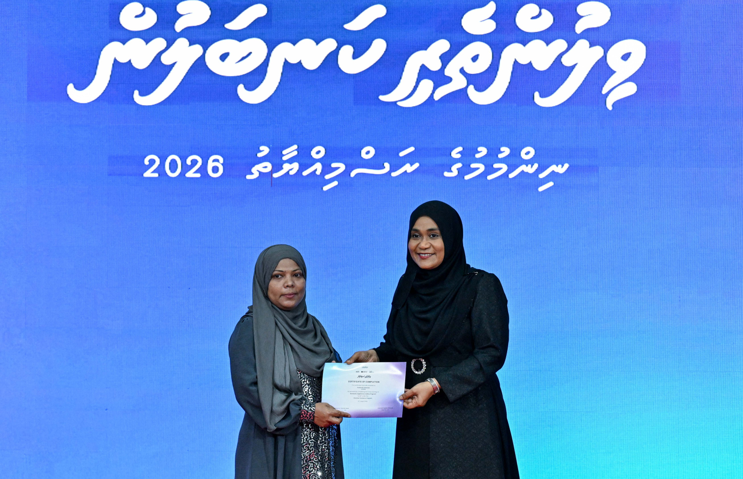 އެކި ދާއިރާތަކުން އަންހެނުން ބާރުވެރިކުރުވައި އަމިއްލަ ނަފްސަށް އޮންނަ އިތުބާރު ބޮޑުކުރުމަށް ކުރިއަށް ގެންދިޔަ "ވިލުންތެރި ކަނބަލުން" ޕްރޮގްރާމްގެ ބައިވެރިއަކަށް ފަސްޓް ލޭޑީ ސާޖިދާ މުހައްމަދު ސެޓްފިކެޓް ހަވާލުކޮށްދެއްވަނީ.--- ފޮޓޯ: ރައީސް އޮފީސް