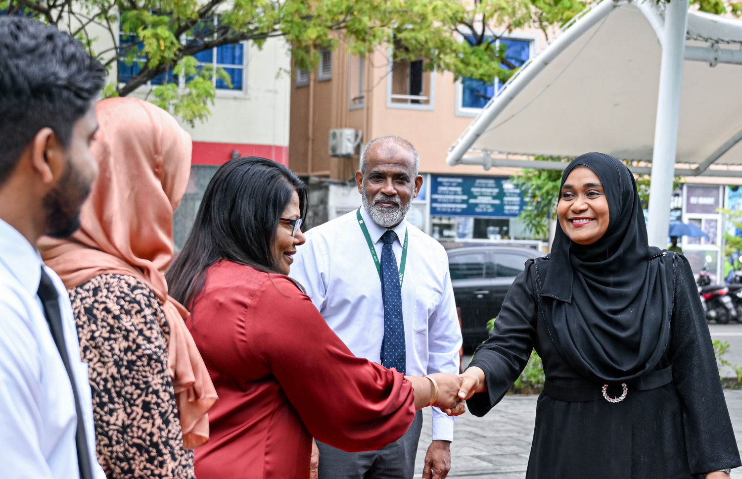 "ވިލުންތެރި ކަނބަލުން" ޕްރޮގްރާމް ނިންމުގެ ރަސްމިއްޔާތަށް ފަސްޓް ލޭޑީ ސާޖިދާ މުހައްމަދު ވަޑައިގަތުމުން ހެލްތު މިނިސްޓަރު ގީލާ އަލީ މަރުހަބާ ދަންނަވަނީ.--- ފޮޓޯ: ރައީސް އޮފީސް