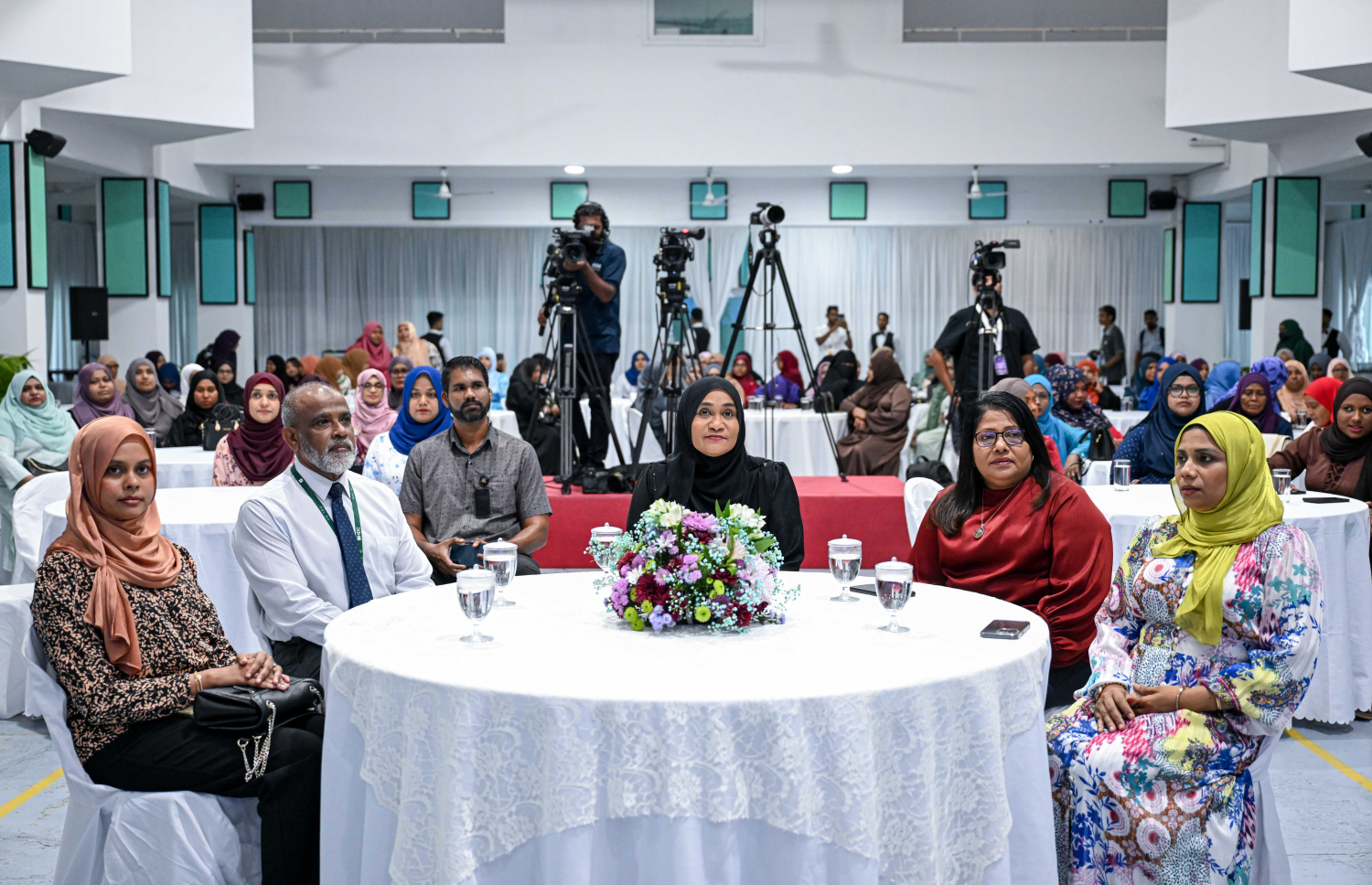 އެކި ދާއިރާތަކުން އަންހެނުން ބާރުވެރިކުރުވައި އަމިއްލަ ނަފްސަށް އޮންނަ އިތުބާރު ބޮޑުކުރުމަށް ކުރިއަށް ގެންދިޔަ "ވިލުންތެރި ކަނބަލުން" ޕްރޮގްރާމް ނިންމުގެ ރަސްމިއްޔާތުގައި ފަސްޓް ލޭޑީ ސާޖިދާ މުހައްމަދު ބައިވެރިވެވަޑައިގަންނަވަނީ.--- ފޮޓޯ: ރައީސް އޮފީސް