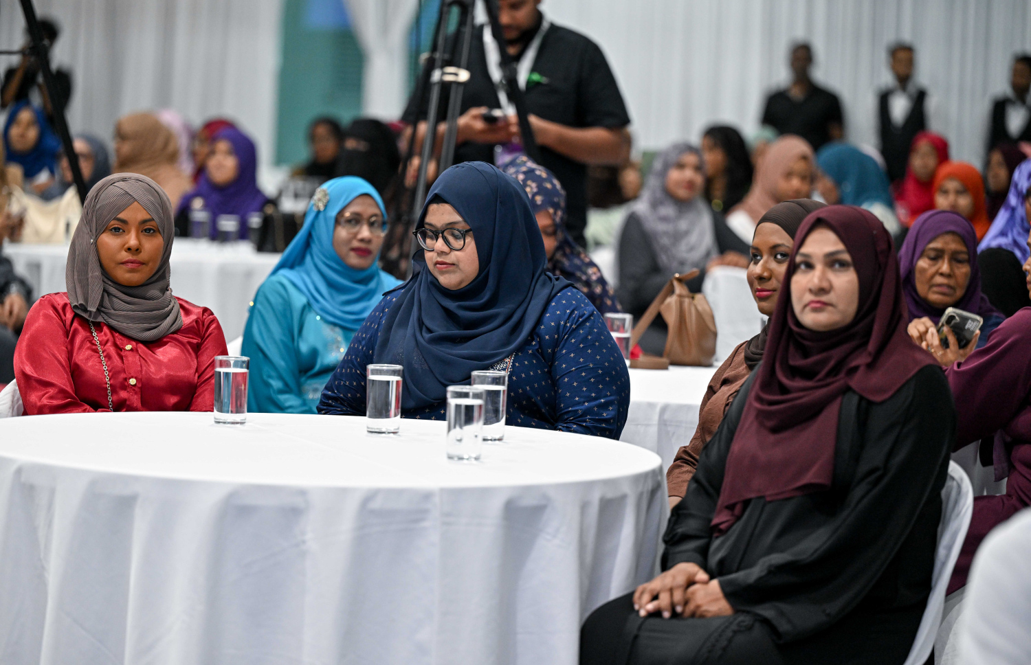 "ވިލުންތެރި ކަނބަލުން" ޕްރޮގްރާމްގެ ބައިވެރިޔަކު ޕްރޮގްރާމް ނިންމާލުމަށް ބޭއްވި ރަސްމިއްޔާތުގައި ބައިވެރިވަނީ: ޕްރޮގްރާމުން ދަސްވެނިވި އަށް ބެޗުގެ 175 އަންހެނުންނަށް ވަނީ ސެޓްފިކެޓް ހަވާލުކޮށްފައި.--- ފޮޓޯ: ރައީސް އޮފީސް