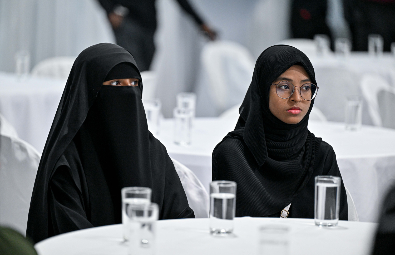 "ވިލުންތެރި ކަނބަލުން" ޕްރޮގްރާމްގެ ދެ ބައިވެރިޔަކު ޕްރޮގްރާމް ނިންމާލުމަށް ބޭއްވި ރަސްމިއްޔާތުގައި ބައިވެރިވަނީ: މި ޕްރޮގްރާމްގެ މައިގަނޑު މަގުސަދަކީ އަންހެނުންނަކީ ކޮންމެ ކަމެއްގައި ވެސް އެހެން މީހުންނަށް ބަރޯސާ ނުވެ، އަމިއްލަ ނަފްސަށް އޮންނަ އިތުބާރު ބޮޑުކޮށް، ފަންނީ ދާއިރާތަކުން ބާރުވެރިކަމާއެކު ކުރިއެރޭނެ ބަޔަކަށް ހެދުން.--- ފޮޓޯ: ރައީސް އޮފީސް