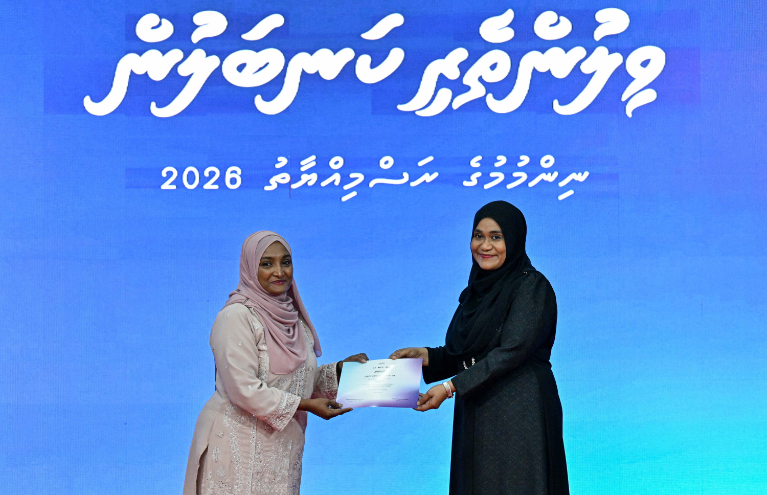 އެކި ދާއިރާތަކުން އަންހެނުން ބާރުވެރިކުރުވައި އަމިއްލަ ނަފްސަށް އޮންނަ އިތުބާރު ބޮޑުކުރުމަށް ކުރިއަށް ގެންދިޔަ "ވިލުންތެރި ކަނބަލުން" ޕްރޮގްރާމްގެ ބައިވެރިއަކަށް ފަސްޓް ލޭޑީ ސާޖިދާ މުހައްމަދު ސެޓްފިކެޓް ހަވާލުކޮށްދެއްވަނީ.--- ފޮޓޯ: ރައީސް އޮފީސް