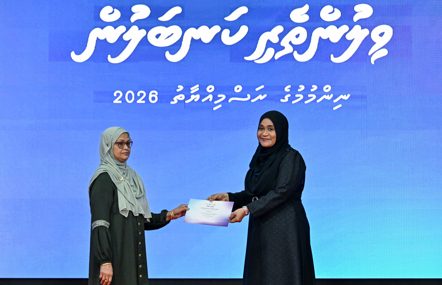 އެކި ދާއިރާތަކުން އަންހެނުން ބާރުވެރިކުރުވައި އަމިއްލަ ނަފްސަށް އޮންނަ އިތުބާރު ބޮޑުކުރުމަށް ކުރިއަށް ގެންދާ "ވިލުންތެރި ކަނބަލުން" ޕްރޮގްރާމްގެ ބައިވެރިއަކަށް ފަސްޓް ލޭޑީ ސާޖިދާ މުހައްމަދު ސެޓްފިކެޓް ހަވާލުކޮށްދެއްވަނީ.--- ފޮޓޯ: ރައީސް އޮފީސް