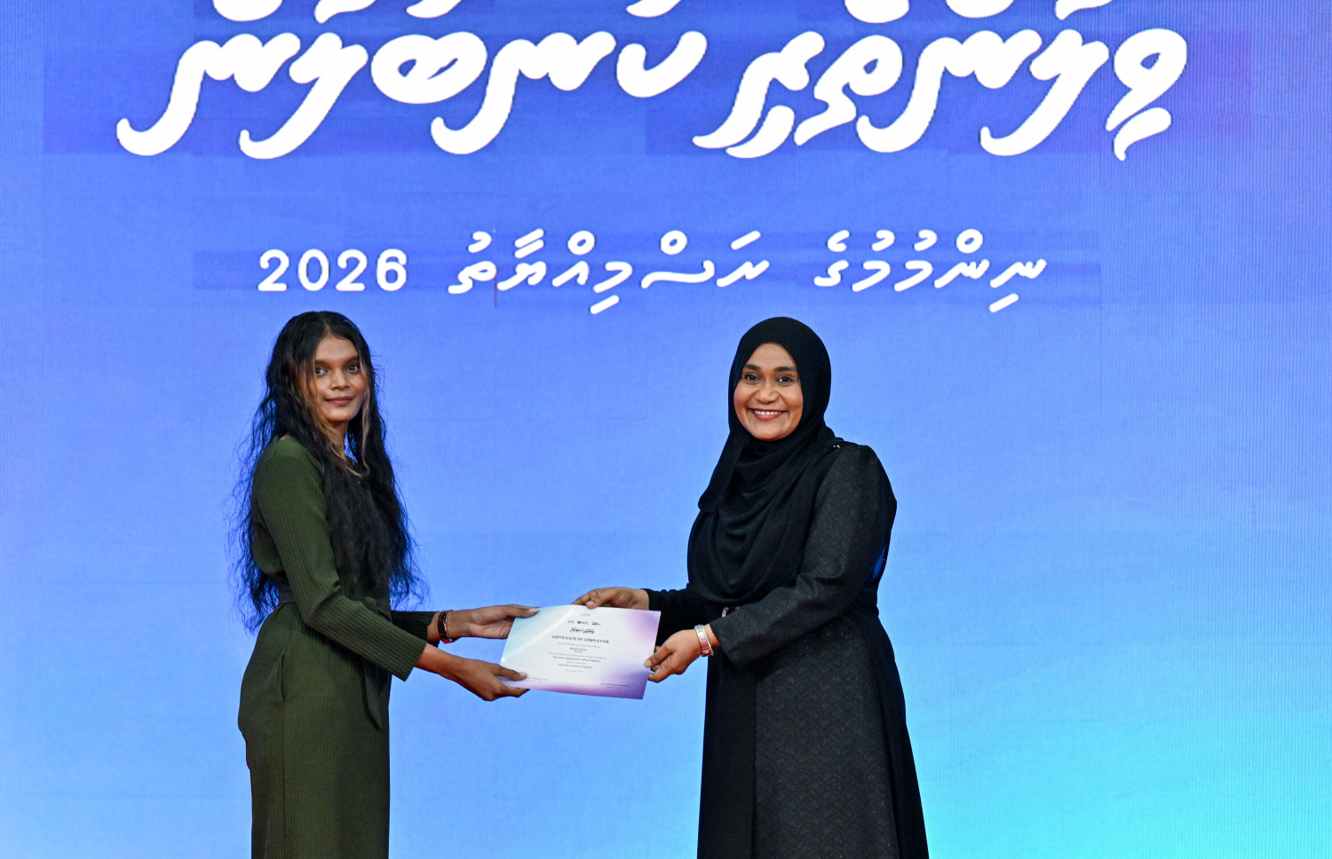 އެކި ދާއިރާތަކުން އަންހެނުން ބާރުވެރިކުރުވައި އަމިއްލަ ނަފްސަށް އޮންނަ އިތުބާރު ބޮޑުކުރުމަށް ކުރިއަށް ގެންދާ "ވިލުންތެރި ކަނބަލުން" ޕްރޮގްރާމްގެ ބައިވެރިއަކަށް ފަސްޓް ލޭޑީ ސާޖިދާ މުހައްމަދު ސެޓްފިކެޓް ހަވާލުކޮށްދެއްވަނީ.--- ފޮޓޯ: ރައީސް އޮފީސް