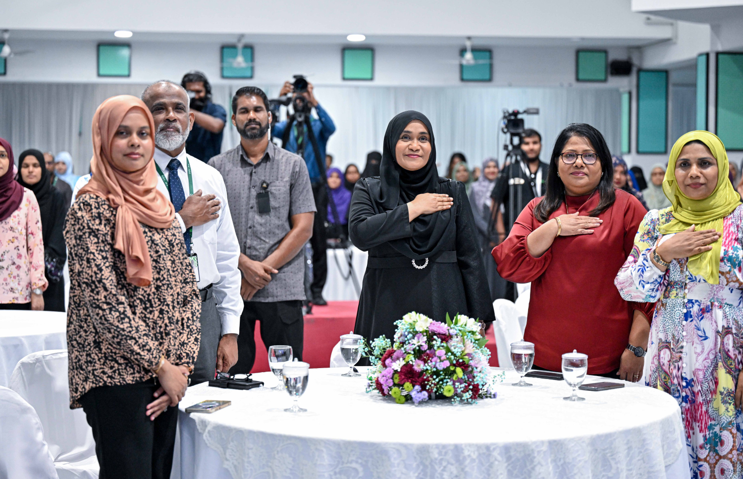 އެކި ދާއިރާތަކުން އަންހެނުން ބާރުވެރިކުރުވައި އަމިއްލަ ނަފްސަށް އޮންނަ އިތުބާރު ބޮޑުކުރުމަށް ކުރިއަށް ގެންދިޔަ "ވިލުންތެރި ކަނބަލުން" ޕްރޮގްރާމް ނިންމުގެ ރަސްމިއްޔާތުގައި ފަސްޓް ލޭޑީ ސާޖިދާ މުހައްމަދު ބައިވެރިވެވަޑައިގަންނަވަނީ.--- ފޮޓޯ: ރައީސް އޮފީސް