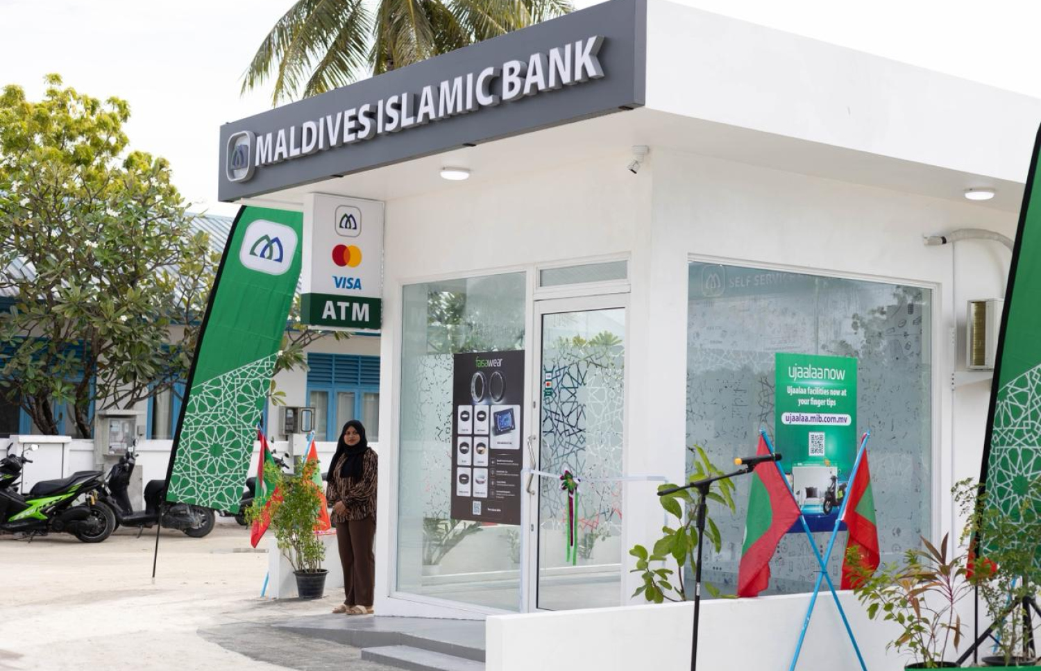 ބ އަތޮޅުގައި ހުޅުވި އޭޓީއެމްއެއް. އިއްޔެ އެމްއައިބީ އިން ވަނީ ބ އަތޮޅުގެ ތިން ރަށެއްގައި އޭޓީއެމް ހުޅުވާފައި -- ފޮޓޯ: އެމްއައިބީ