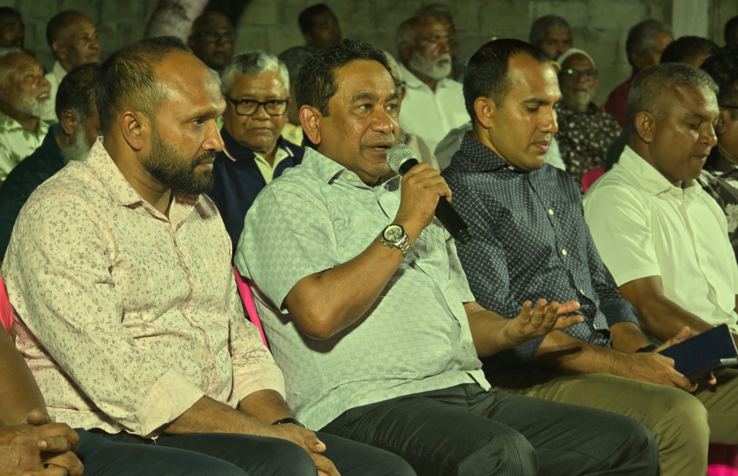 ޕީއެންއެފުން ފުވައްމުލަކުގައި ރޭ ބޭއްވި ބައްދަލުވުމުގައި ކުރީގެ ރައީސް ޔާމީން ވާހަކަފުޅު ދައްކަވަނީ.---ފޮޓޯ: ޕީއެންއެފް