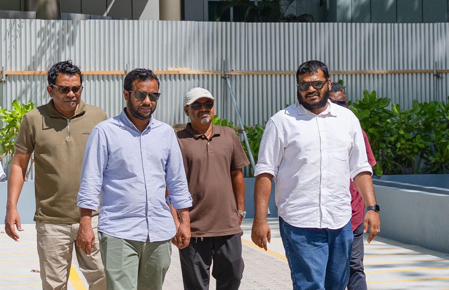 ޕްރޮޖެކްޓު ސައިޓެއްގައި މިނިސްޓަރު މުއްތަލިބުގެ އަރިހުގައި ޖިނާން (ކ) މަޑުކޮށްލައިގެން.-- ފޮޓޯ: ހައުސިން މިނިސްޓްރީ