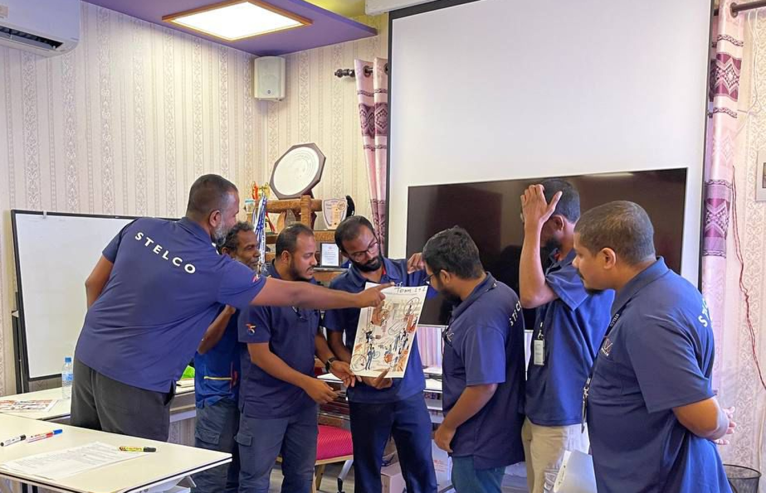 ސްޓެލްކޯގެ ކޯޕަރޭޓް ޑިޕާޓްމަންޓްގެ ސޭފްޓީ އެންޑް ކޮމްޕްލަޔަންސް ޔުނިޓްގެ ޗީފް ސޭފްޓީ އިންޖިނިއަރު އިބްރާހިމް އަފްރާހު ސްޓެލްކޯގެ އިންޖިނިއަރުންނަށް ކިޔަވައިދެނީ--