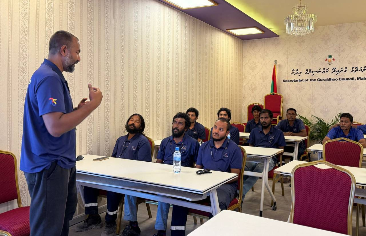 ސްޓެލްކޯގެ ކޯޕަރޭޓް ޑިޕާޓްމަންޓްގެ ސޭފްޓީ އެންޑް ކޮމްޕްލަޔަންސް ޔުނިޓްގެ ޗީފް ސޭފްޓީ އިންޖިނިއަރު އިބްރާހިމް އަފްރާހު ސްޓެލްކޯގެ އިންޖިނިއަރުންނަށް ކިޔަވައިދެނީ--