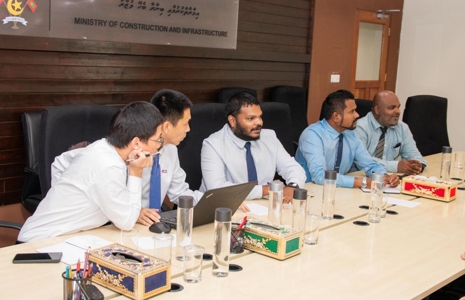 ބޭރުގެ ކޮންސަލްޓެންޓުންނާއެކު ޖިނާން (މ)، ހައުސިން ނިސްޓްރީގައި.-- ފޮޓޯ: ހައުސިން މިނިސްޓްރީ