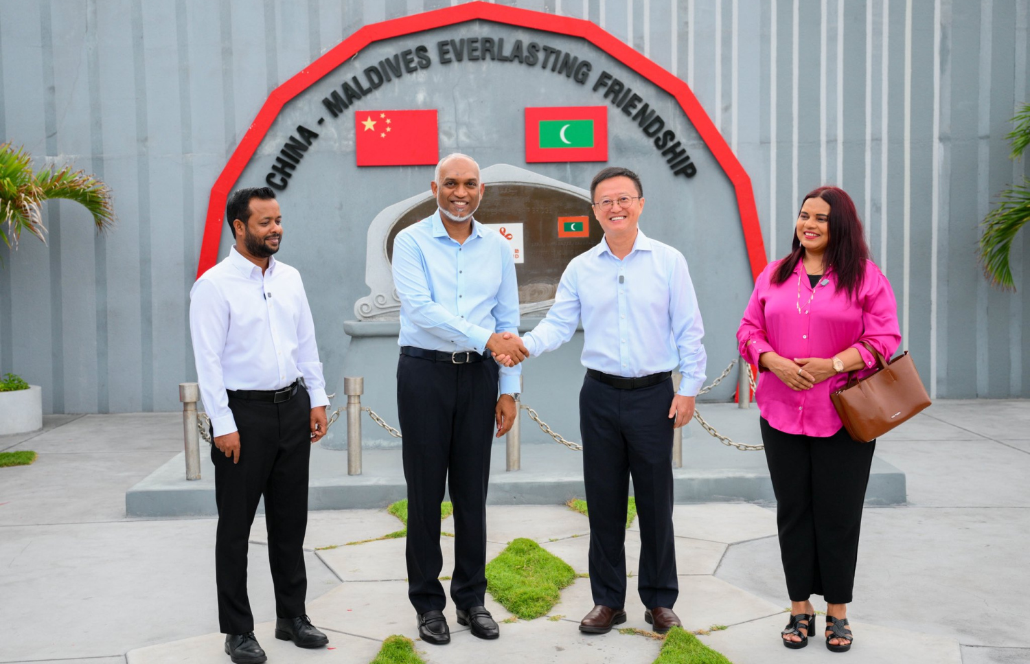 ސިނަމާލޭ ބްރިޖަށް އަށް އަހަރުވުމާ ގުޅިގެން ރައީސް ޑރ. މުހައްމަދު މުއިއްޒާއި ޗައިނާ އިން ރާއްޖެއަށް ކަނޑައަޅުއްވާފައި ހުންނަވާ ސަފީރު އަދި ހައުސިން މިނިސްޓަރު ޑރ. އަބްދުﷲ މުއްތަލިބާއި ފޮރިން މިނިސްޓަރު އިރުތިޝާމް އާދަމް އެ ސަރަަހައްދު ބައްލަވާލައްވަނީ.-- ފޮޓޯ: ރައީސް އޮފީސް
