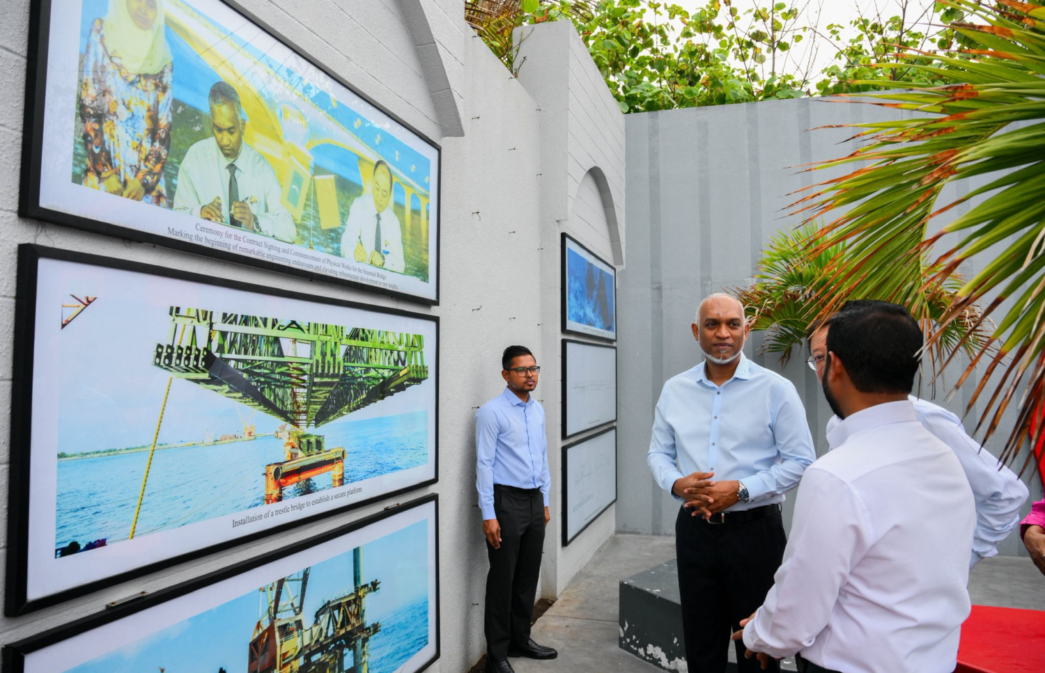 ސިނަމާލޭ ބްރިޖު ކައިރީގައި ހަދާފައިވާ ޕާކުގައި ހުރި ބުރިޖު މަޝްރޫއުގެ މަސައްކަތް ކުރިއަށްގެންދިޔަ ދުވަސްވަރާއި ބުރިޖު ހުޅުވި ދުވަހުގެ ފޮޓޯތައް ރައީސް ޑރ. މުހައްމަދު މުއިއްޒު ބައްލަވާލައްވަނީ-- ފޮޓޯ: ރައީސް އޮފީސް