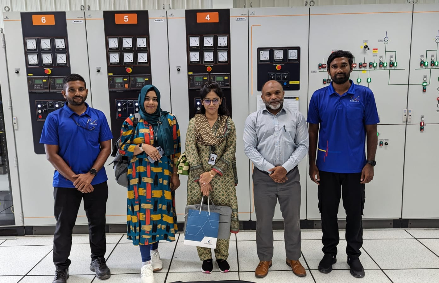 މާލެ ޕަވާ ޖެނެރޭޝަން ޑިޕާޓްމެންޓުގެ ޗީފް އިލެކްޓްރިކަލް އިންޖިނިއަނަރު އަލީ ނަފާހު އެތަނަށް ދިޔަ ބައެއް މެހެމާނުންނާއެކު--