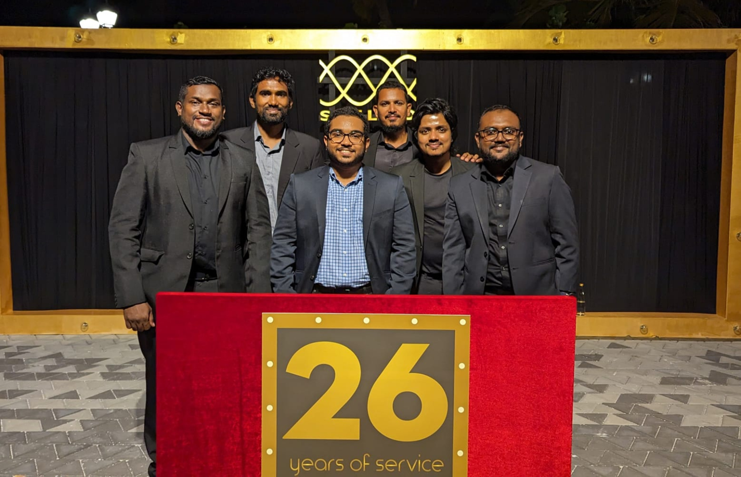 މާލެ ޕަވާ ޖެނެރޭޝަން ޑިޕާޓްމެންޓުގެ ޗީފް އިލެކްޓްރިކަލް އިންޖިނިއަނަރު އަލީ ނަފާހު އެ ތަނުގައި މަސައްކަތް ކުރާ ބައެއް ރައްޓެހި އިންޖިނިއަރުންނާއެކު--