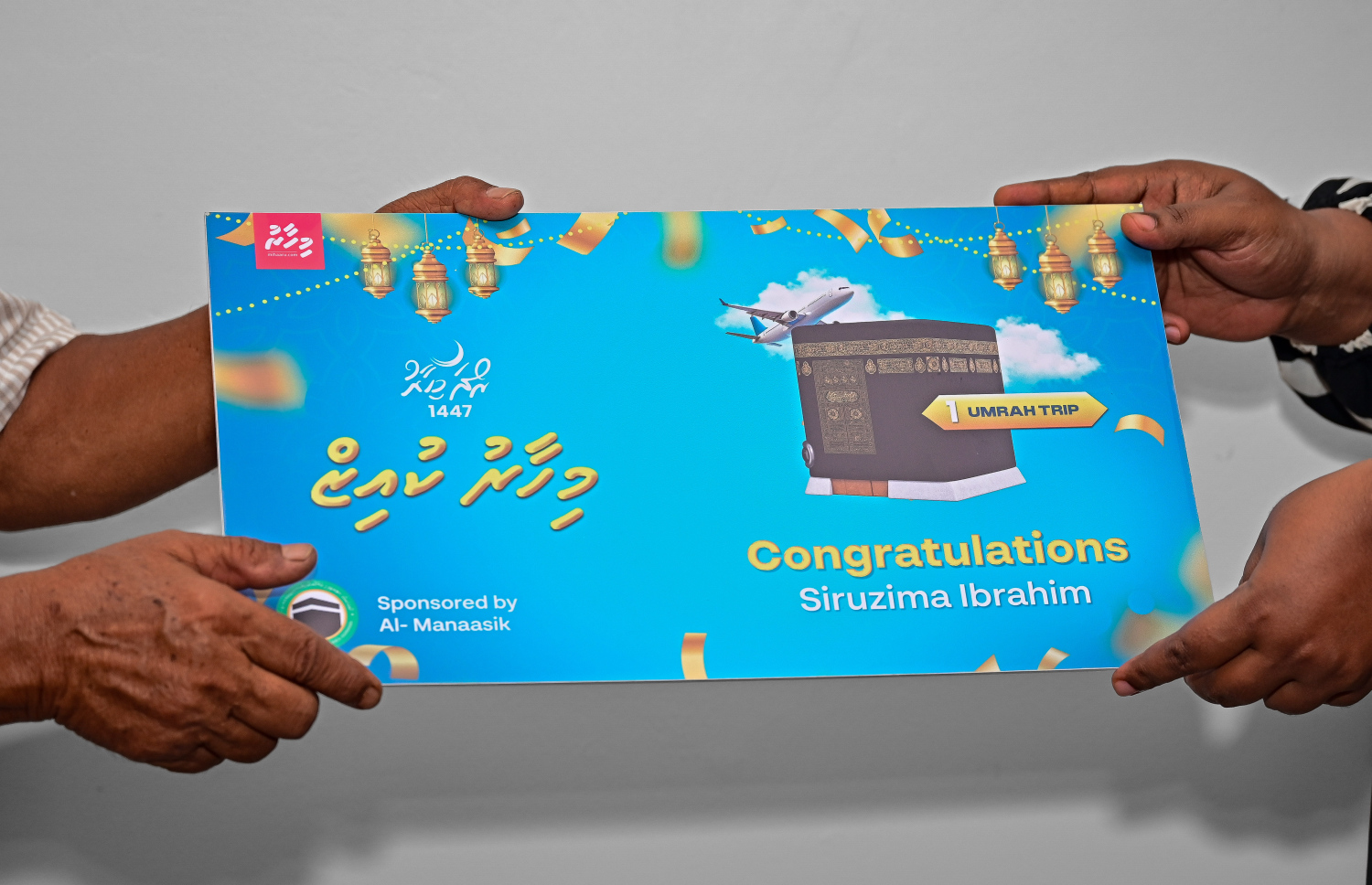 "މިހާރު ރޯދަ ކުއިޒް" މުބާރާތުގެ އެއް ވަނަ ހޯދި ޝިރުޒިމާ އިބްރާހިމްއާ އިނާމު ހަވާލުކުރަނީ.--- ފޮޓޯ: ފަޔާޒު މޫސާ | މިހާރު