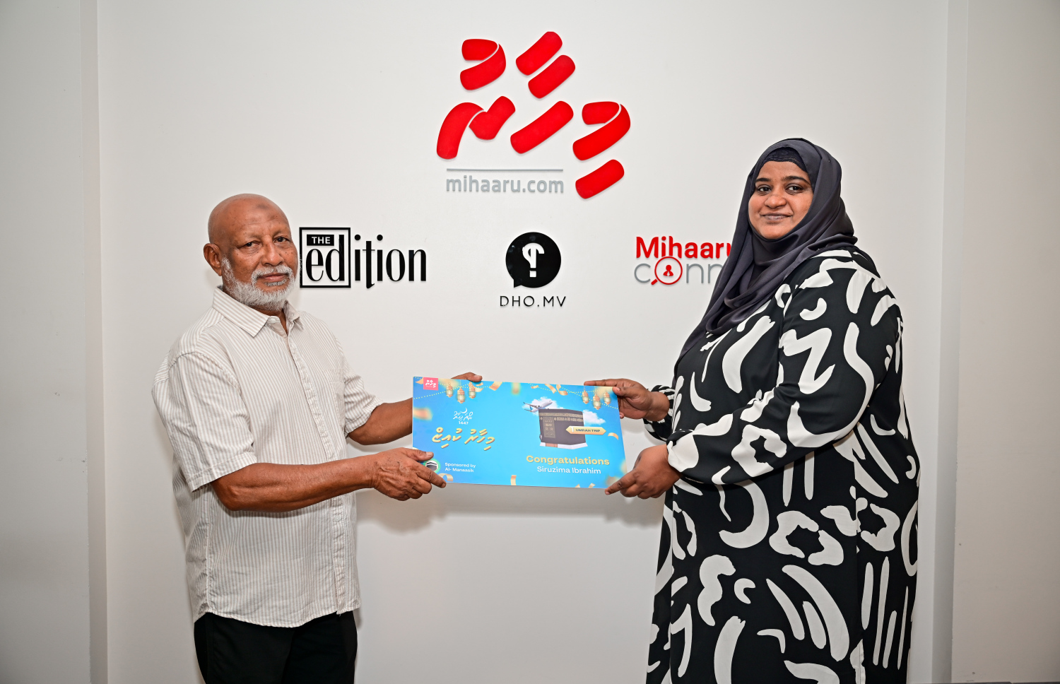 އަލް މަނާސިކް ގްރޫޕުން ހުށަހެޅި އުމްރާ ދަތުރު ކާމިޔާބުކޮށް، މުބާރާތުގެ އެއް ވަނަ ހޯދީ ޝިރުޒިމާ އިބްރާހިމްއާ އެ ގުރޫޕުގެ އެމްޑީ ހަސީސް މިއަދު ހަވާލު ކުރައްވަނީ.---- ފޮޓޯ: ފަޔާޒް މޫސާ | މިހާރު