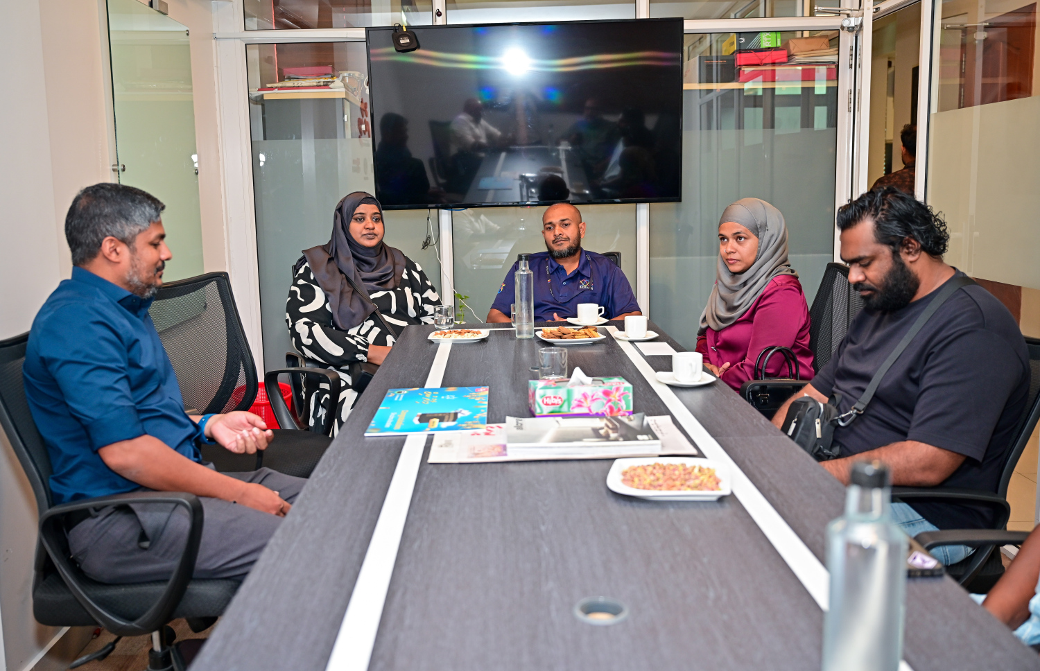 'މިހާރު' ރޯދަ ކުއިޒްގެ ވަނަތަކަށް ދިޔަ ފަރާތްތަކަށް އިނާމު ދިނުމަށް ބޭއްވި ރަސްމިއްޔާތުގެ ތެރެއިން.--- ފޮޓޯ: ފަޔާޒު މޫސާ | މިހާރު
