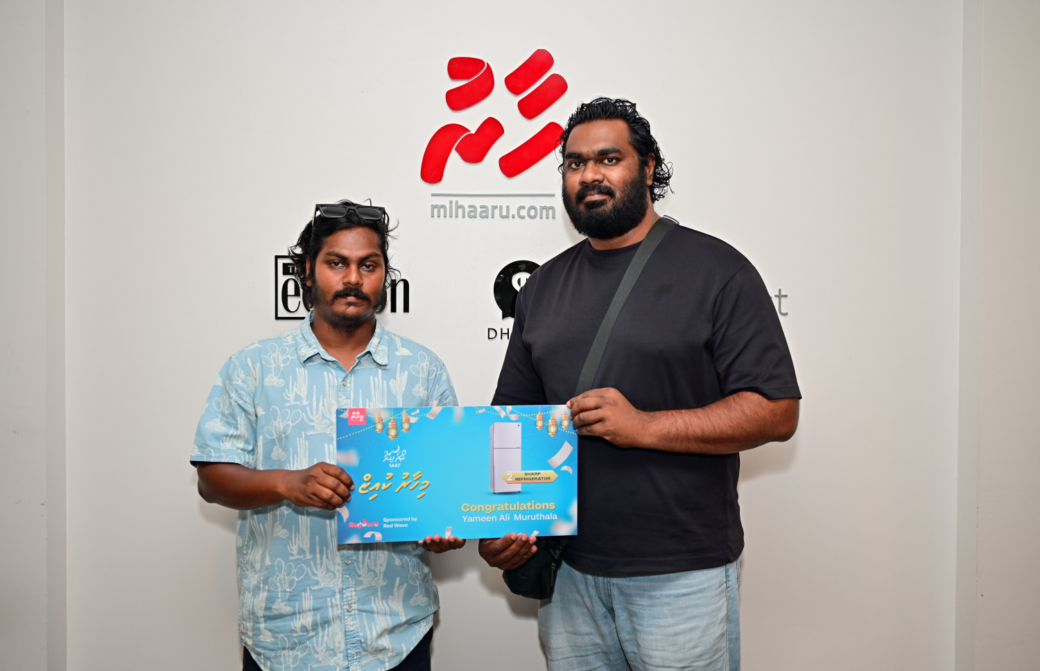 ދެ ވަނަ އަށް ރެޑްވޭވްގެ ފަރާތުން ހުށަހަޅާފައިވާ އައިސްއަލަމާރި ކާމިޔާބުކުރި ޔާމިން އަލީ މުރުތަލާގެ ފަރާތުން އިނާމު ހަވާލުވަނީ.--- ފޮޓޯ: ފަޔާޒް މޫސާ | މިހާރު