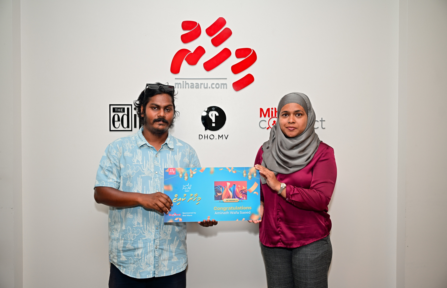 ތިން ވަނަ އަށް އަށް ރެޑްވޭވް އިން ހުށަހެޅި ޓީވީ ކާމިޔާބުކުރި އައިމިނަތު ވަފާ ސައީދާ، ރެޑްވޭވްގެ މާކެޓިން މެނޭޖަރު ނާއިޝް އިނާމު ހަވާލުކުރައްވަނީ. -- ފޮޓޯ: ފަޔާޒް މޫސާ | މިހާރު