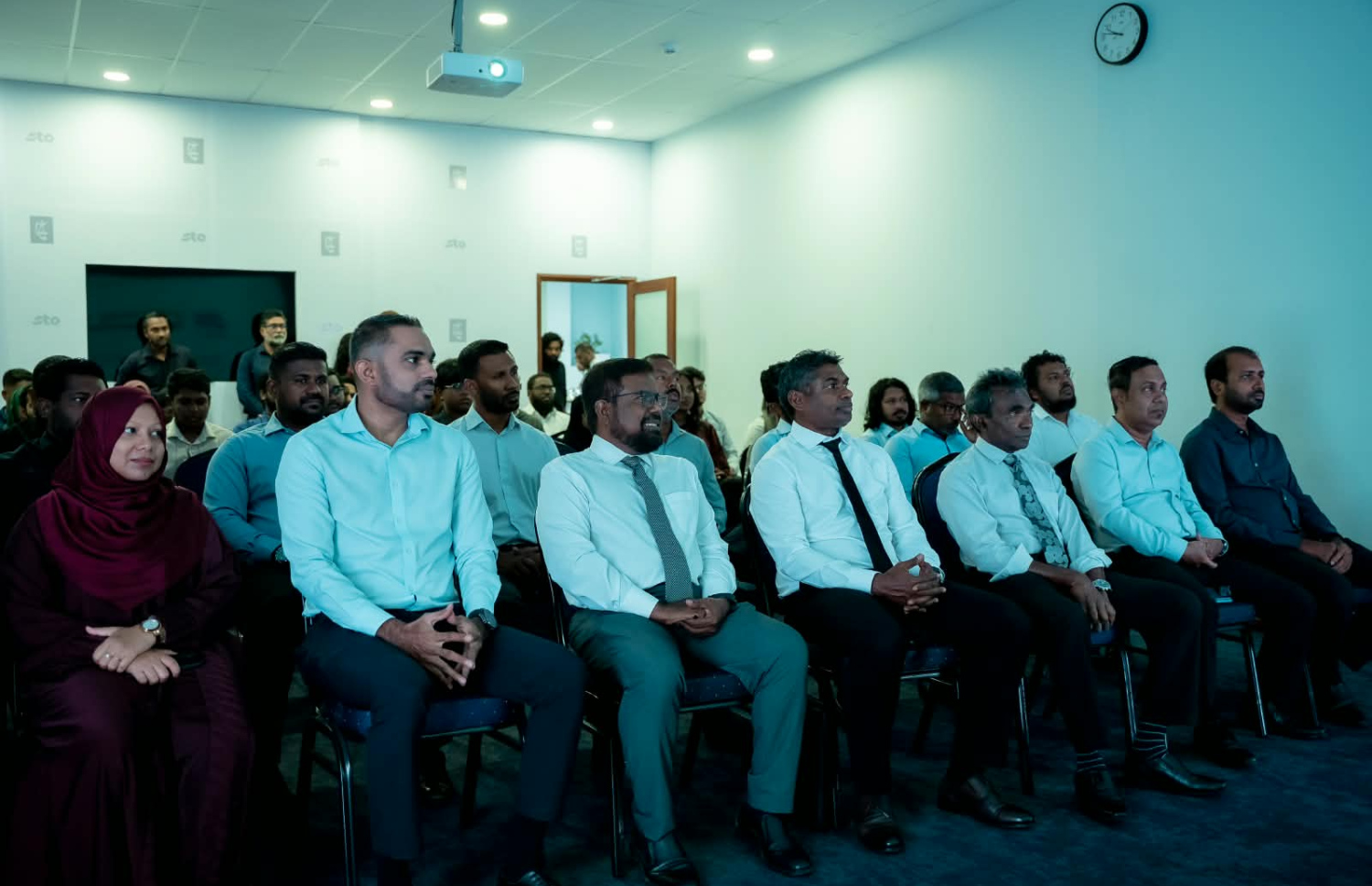 އެސްޓީއޯއިން ދޭ އިންޖިނިއަރިން ސްކޮލަޝިޕްތައް ތައާރަފްކުރަން ބޭއްވި ހަފުލާގައި އެކުފުންނީގެ މެނޭޖިން ޑިރެކްޓަރު ޝިމާދު އިބްރާހީމާއި ގައުމީ ޔުނިވާސިޓީގެ ޗާންސެލަރު ޑރ. މަހްމޫދު ޝައުގީ ބައިވެރިވެވަޑައިގަންަވަނީ. ފޮޓޯ: އެސްޓީއޯ