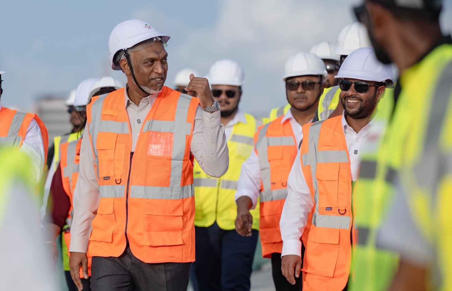 އިންޖީނިއަރުންގެ ދުވަސް ފާހަގަކުރުމަށް މާލެއިން ވިލިމާލެއަށް ފައިމަގުގައި ދަތުރުކުރުމަށް މިއަދު ހަވީރު ބޭއްވިި ހަރަކާތުގައި ރައީސް ޑރ. މުހައްމަދު މުއިއްޒާއި ސަރުކާރުގެ އިސްވެރިން އަދި އިންޑިއާ އިން ރާއްޖެއަށް ކަނޑައަޅުއްވާފައި ހުންނަވާ ސަފީރާއި ބްރިޖުގެ މަޝްރޫއު ހިންގާ އެފްކޮންސްގެ އިސްވެރިން ވަނީ ބައިވެރިވަޑައިގެންފައި.-- ފޮޓޯ: ފަޔާޒު މޫސާ | މިހާރު