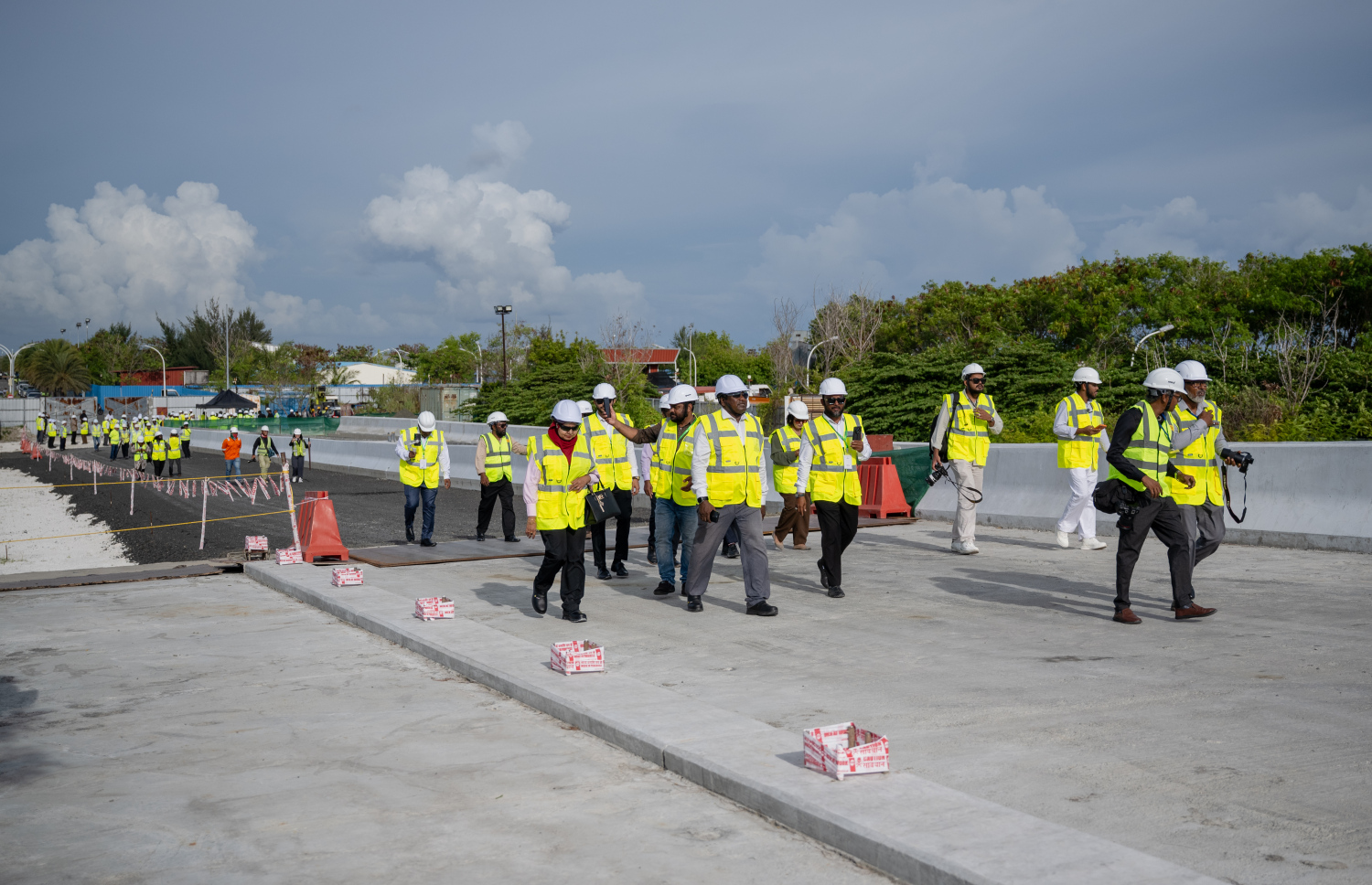 އިންޖިނިއަރުންގެ ދުވަސް ފާހަގަކުރުމަށް މާލެ އިން ވިލިމާލެ އަށް ފައިމަގުގައި ދިއުމަށް މިއަދު ހަވީރު ބޭއްވިި ހަރަކާތް ކަވަރުކުރަން ބައެއް ނޫސްވެރިން ބްރިޖުގައި ހަރަކާތްތެރިވަނީ.--- ފޮޓޯ: ފަޔާޒު މޫސާ | މިހާރު