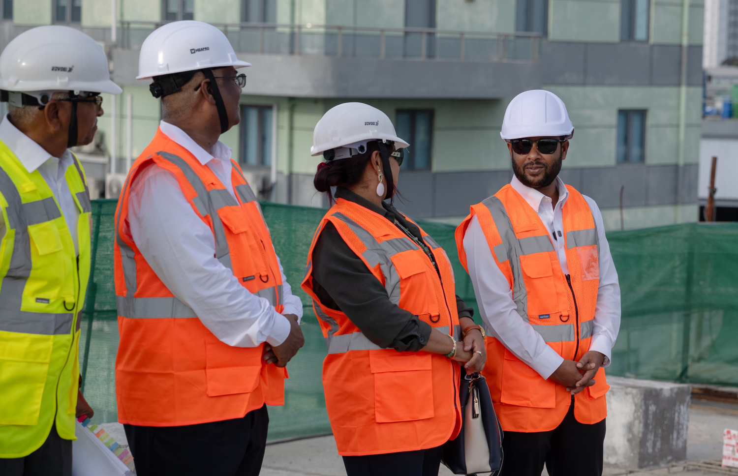 އިންޖިނިއަރުންގެ ދުވަސް ފާހަގަކުރުމަށް މާލެ އިން ވިލިމާލެ އަށް ފައިމަގުގައި ދިއުމަށް މިއަދު ހަވީރު ބޭއްވިި ހަރަކާތުގައި ބައެއް މިނިސްޓަރުން ބައިވެރިވެވަޑައިގަންނަވަނީ.--- ފޮޓޯ: ފަޔާޒު މޫސާ | މިހާރު