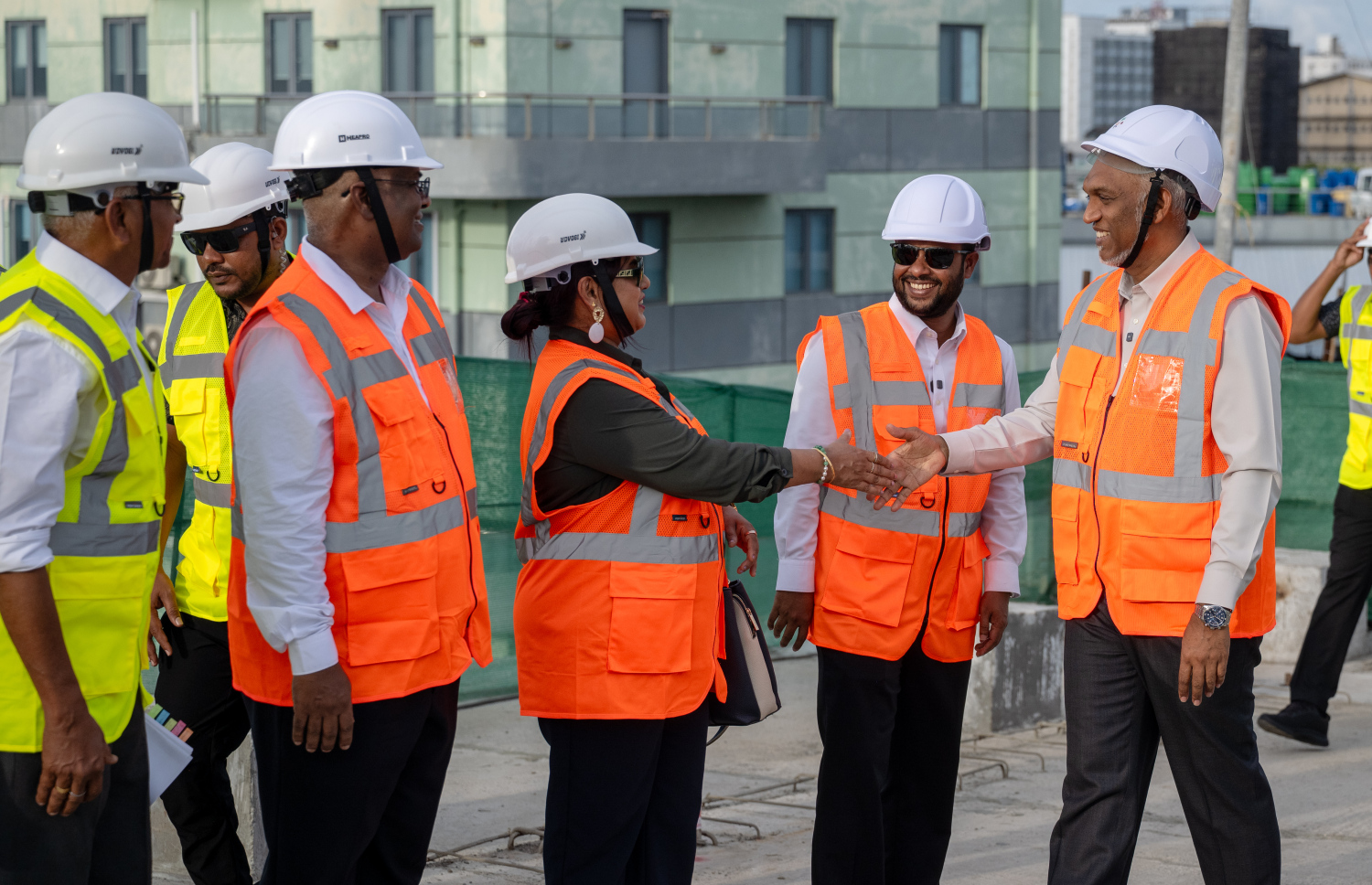 ތިލަމާލެ ބްރިޖުގެ މަސައްކަތްތައް ބައްލަވާލެއްވުމަށް ރައީސް މުއިއްޒު ވަޑައިގެން މިނިސްޓަރުންނާ ސަލާމް ކުރައްވަނީ.--- ފޮޓޯ: ފަޔާޒު މޫސާ | މިހާރު