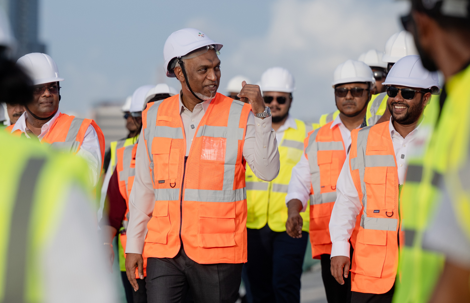 އިންޖިނިއަރުންގެ ދުވަސް ފާހަގަކުރުމަށް މާލެ އިން ވިލިމާލެ އަށް ފައިމަގުގައި ދިއުމަށް މިއަދު ހަވީރު ބޭއްވިި ހަރަކާތުގައި ރައީސް މުއިއްޒާއި ސަރުކާރުގެ އިސްވެރިން އަދި ރާއްޖޭގައި ހުންނަވާ އިންޑިއާގެ ސަފީރާއި ބްރިޖުގެ މަޝްރޫއު ހިންގާ އިންޑިއާގެ އެފްކޮންސްގެ އިސްވެރިން ވަނީ ބައިވެރިވަޑައިގެންފައި.--- ފޮޓޯ: ފަޔާޒު މޫސާ | މިހާރު