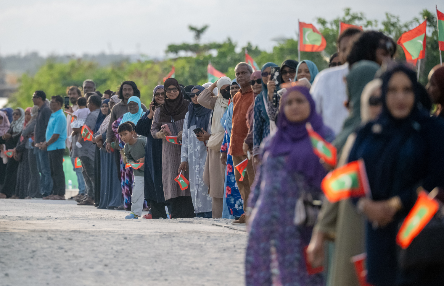އިންޖިނިއަރުންގެ ދުވަސް ފާހަގަކުރުމަށް މާލެ އިން ވިލިމާލެ އަށް ރައީސް މުއިއްޒު ހިންގަވާފައި ވަޑައިގަތުމުން ވިލިމާލޭގެ ބައެއް ރައްޔިތުން އެ މަނިކުފާނަށް މަރުހަބާ ދަންނަވަނީ.---ފޮޓޯ: ފަޔާޒު މޫސާ| މިހާރު