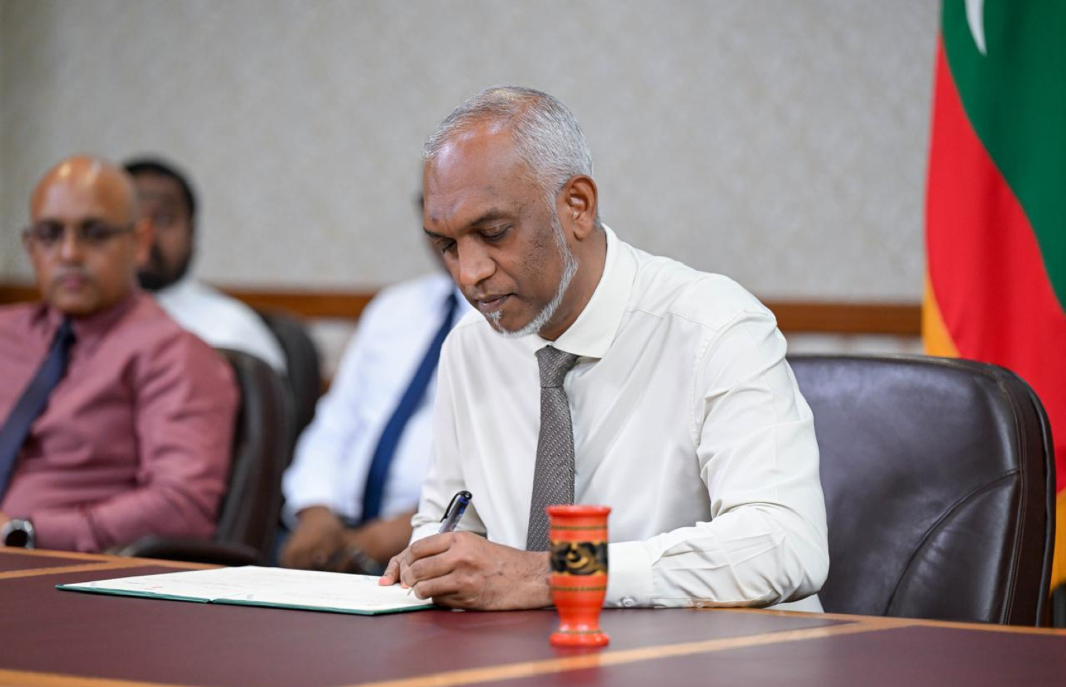 ރައްޔިތުންގެ މަޖިލީހުން އެންމެ ފަހުން ފާސްކުރި ހަތް ބިލުގެ ތެރެއިން ބިލެއް ތަސްދީގުކުރެއްވުމަށް ރައީސް ޑރ. މުހައްމަދު މުއިއްޒު އެ ބިލުގައި ސޮއިކުރައްވަނީ.-- ފޮޓޯ: ރައީސް އޮފީސް
