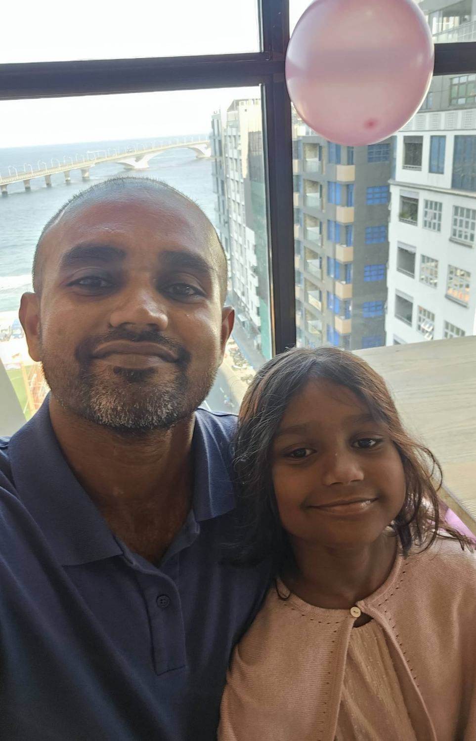 ސިނާން އާއި ޒީވާ އެކުގައި ނެގި ފޮޓޯއެއް