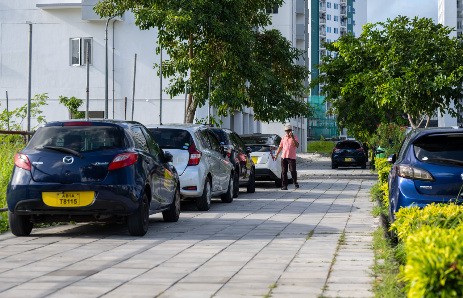 މީހުން ހިނގައިބިނގާވެ އުޅުމަށް ހާއްސަ ކޮށްފައިވާ ޕޭވްމަންޓު މަތީގައި ގަވައިދާ ހިލާފަށް ކާރުތައް ޕާކްކޮށްފައި: ހުޅުމާލޭގައި ގަވާއިދާ ހިލާފަށް ޕާކް ކުރުން ހުއްޓުވަން އެއްވެސް މަސައްކަތެއް ފުލުހުންނަށް ނުކުރެވޭ.--- ފޮޓޯ: ފަޔާޒު މޫސާ | މިހާރު