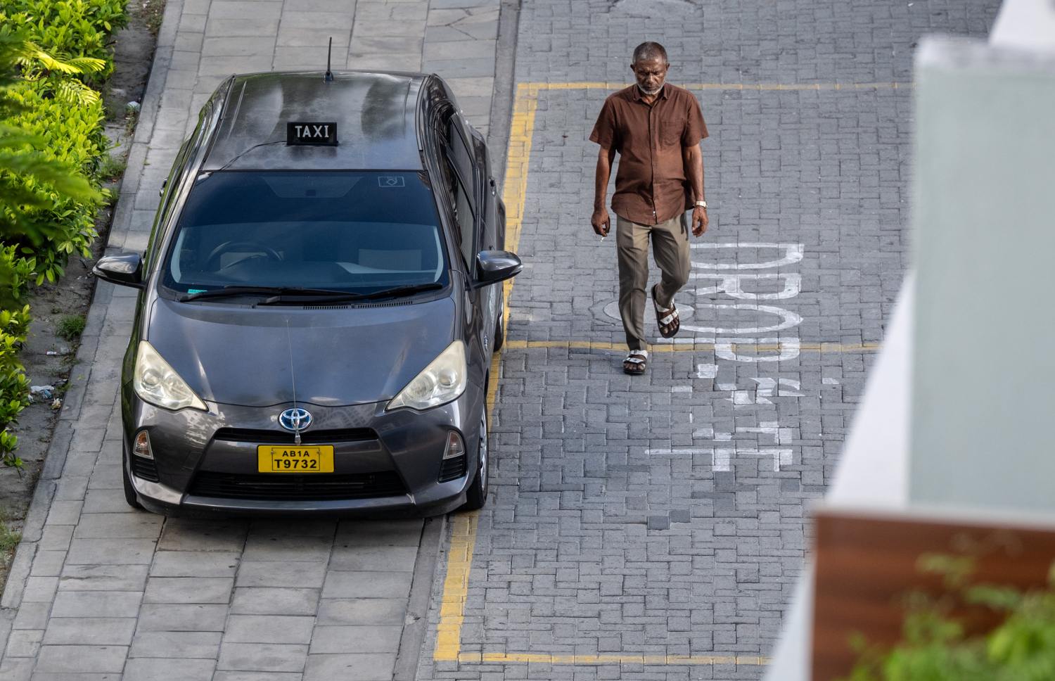 ވިނަރެސް ފްލެޓް ސަރަހައްދަށް ޓެކްސީތަކުން މީހުން ފޭބުމަށް ހާއްސަ ސަރަހައްދުގައި ކާރެއް މަޑުކޮށްލައިގެން: ބައެއް ކާރުތަކުން މީހުން އަރުވައި ބޭލުމަށް މަޑުކުރާގޮތުން ހިތާމަވެރި ހާދިސާތައް ވަނީ ހިނގާފައި.--- ފޮޓޯ: ފަޔާޒު މޫސާ | މިހާރު