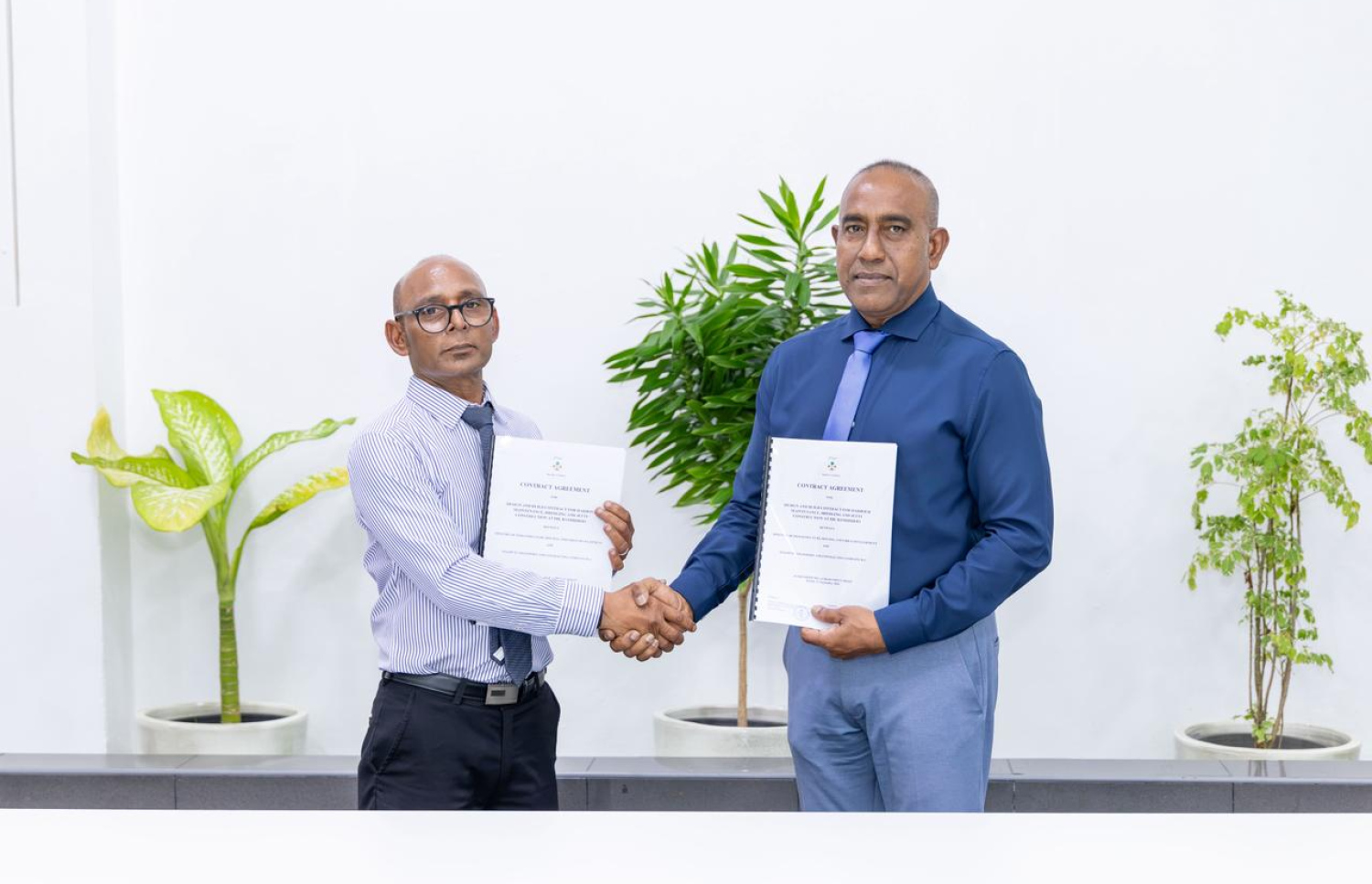 ހަތަރު ރަށެެއްގައި މަޝްރޫއުތައް ހިންގަން އެއްބަސްވުންތަކުގައި ސޮއިކުުރުމަށް ބޭއްވި ރަސްމިއްޔާތުގައި އެމްޓީސީސީގެ މެނޭޖިން ޑިރެކްޓަރު އަހްމަދު ސައުދީ އާއި ސްޓޭޓް މިނިސްޓަރު އިސްމާއިލް ހަމީދު އެއްބަސްވުން ބަދަލުކުރައްވަނީ.-- ފޮޓޯ: އުމްރާނީ ތަރައްގީއާ ބެހޭ މިނިސްޓްރީ
