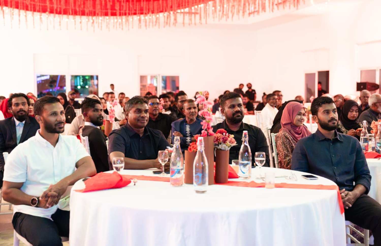 'ދެކުނު ފޯރި' އިވެންޓު ނިންމާލުމަށް ބޭއްވި ހަފްލާގައި އެސްޓީއޯގެ އިސްވެރިން. -- ފޮޓޯ: އެސްޓީއޯ