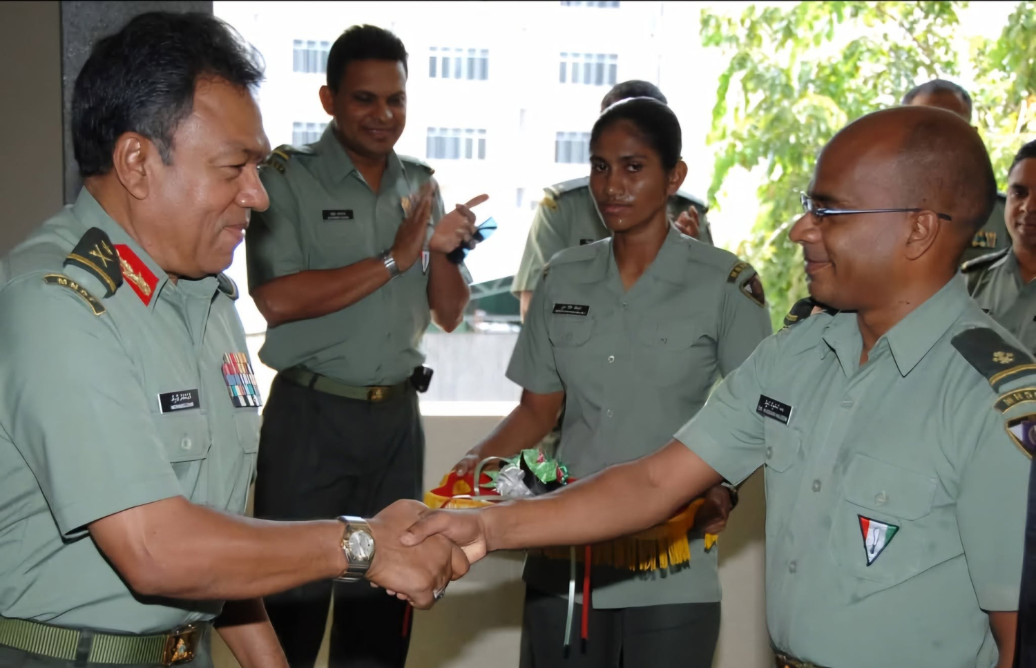 ސިފައިންގޭގައި ހުސައިން ވަޒީފާ އަދާކުރި އިރު، އޭރުގެ ބްރިގޭޑިއާ ޖެނަރަލް އާދަމް ޒާހިރާ އެކު: އޭނާ އަސްކަރިއްޔާގައި މަސައްކަތް ކުރި މުއްދަތުގައި ވެސް ކުޅިވަރުގައި އޭނާ ވަނީ ހިއްސާވެފައި ---- ފޮޓޯ: ފޭސްބްކުން | ހުސައިން ހަލީމް