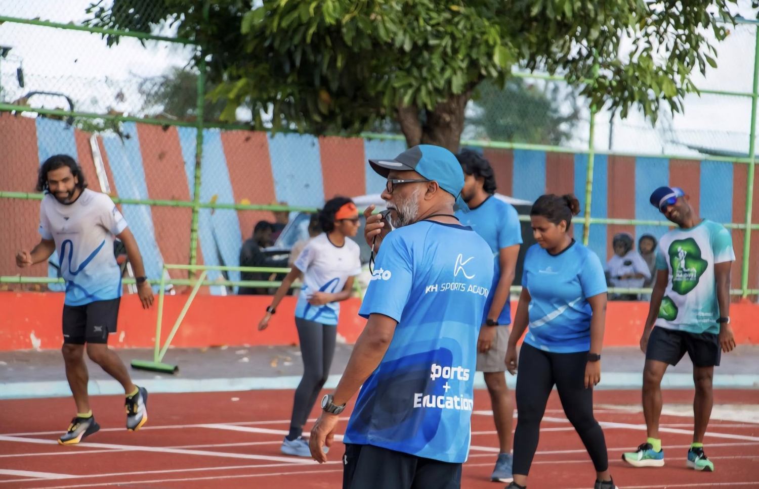 ކުޑަ ހުސެން، އޭނާ ކުރިން ހިންގި އެކަޑަމީގައި ކޯޗުކޮށްދެނީ: މިހާރު އޭނާގެ ވަގުތައް ހޭދަކުރަނީ ކުޅިވަރާ ބެހޭގޮތުން ދިރާސާކޮށް ކިޔަވައި ދިނުމުގައި އަދި ފޮޓޯ: ފޭސްބްކުން | ހުސައިން ހަލީމް