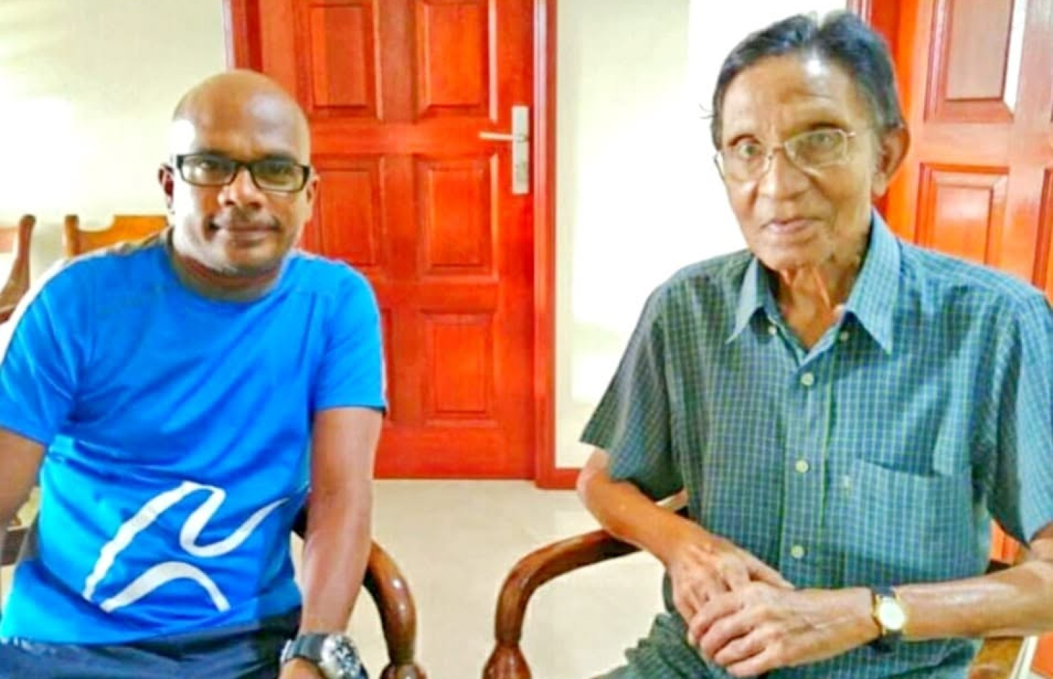 މަރްހޫމް ޒާހިރު ނަސީރާއި ކުޑަ ހުސެން: ޒާހިރާއި އެ ޝަހުއްސިއްޔަތަށް ހާއްސަކޮށް ފޮތުގައި ވަކި ޗެްޓަރެއް ހުސައިން ލިޔެފައިވޭ --- ފައިލް ފޮޓޯ: ފޭސްބްކުން | ހުސައިން ހަލީމް